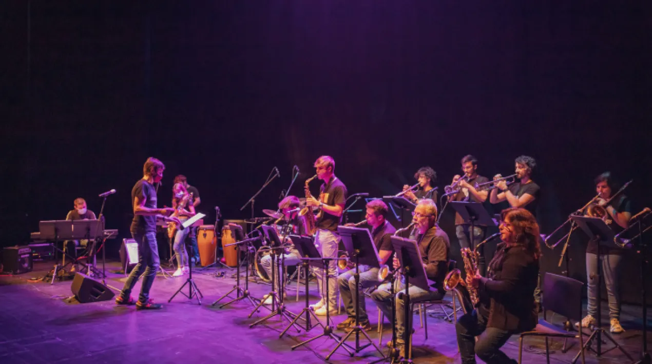 Concert de l'intercanvi formatiu que faran les Big Bands de L'Escola de Música Moderna de Girona i de L'Escola d'Arts en Viu del Prat de Llobregat a La Capsa. Després que l'any 2019 fos la  Big Band del Prat la que visités Girona per fer un primer concert conjunt, ara és la Big Band de Girona la que visita la nostra ciutat per tocar-hi sota la direcció de Vicens Martín, guitarrista, compositor, arranjador i director de la Dream Big Band.  Veure més