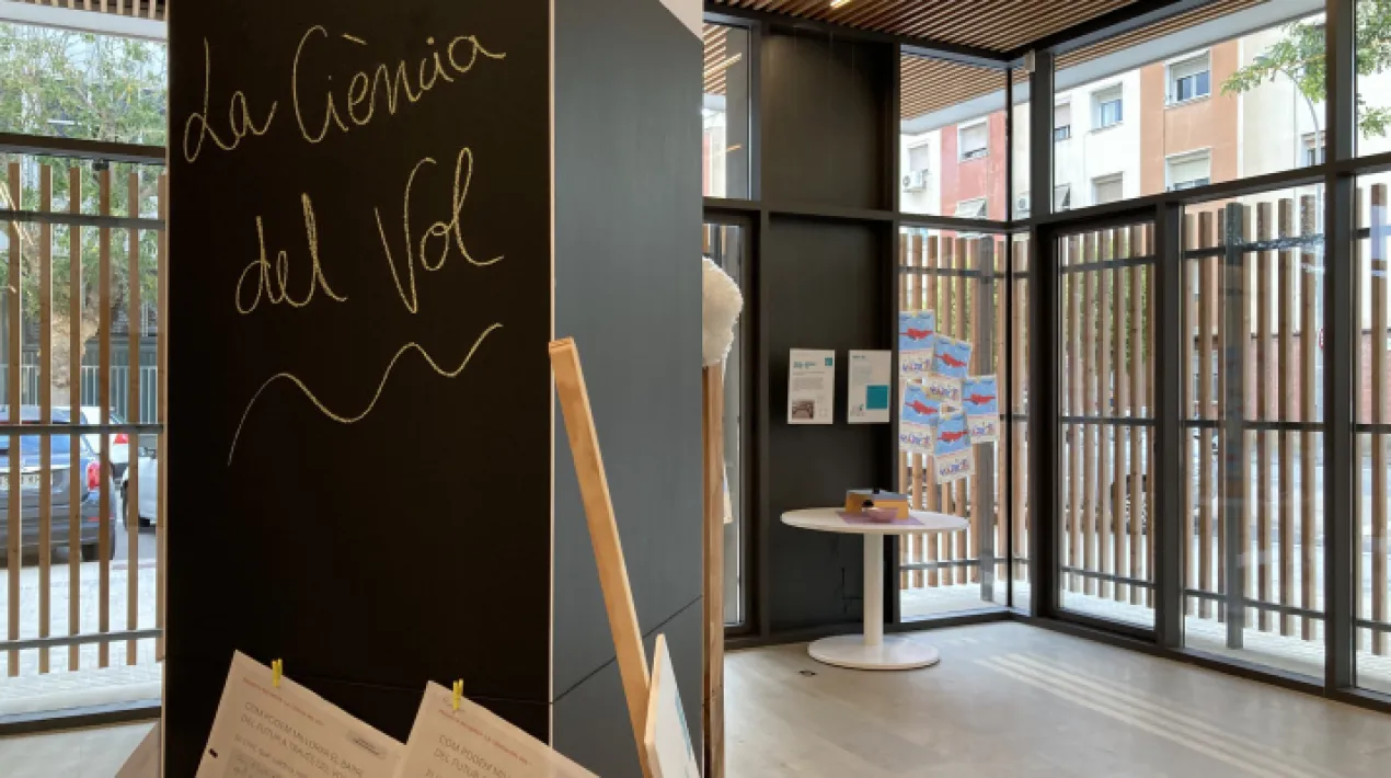 Acompanyeu-nos en aquesta visita guiada per l'exposició 'Imaginem El Prat del futur amb la ciència del vol!'. Durant la visita, descobrirem el treball fet a les aules de 4 escoles de la ciutat, conjuntament amb AFA i entitats del territori, per detectar problemàtiques del seu entorn i idear invents per resoldre-les a partir dels Objectius de Desenvolupament Sostenible i del coneixement après sobre la ciència del vol . També experimentarem amb les quatre forces del vol com ho han fet a les aules, i coneixerem els artefactes voladors que han inventat aplicant el mètode científic amb l’acompanyament d’una enginyera i que han plasmat deu creadores pratenques! L'exposició, però, va més enllà com a part del cicle Octubre Ada Lovelace, dedicat a la divulgació científica. Parlarem sobre l’Ada Lovelace, primera programadora de la història, i la Pepa Colomer, pionera de l’aviació espanyola, dues referents en el seu camp que reivindiquem pel seu paper desenvolupat com a dones en la ciència i la tecnologia. Us convidem a acompanyar-nos en aquest repte comú d'imaginar entre totes un Prat del futur millor!Veure més
