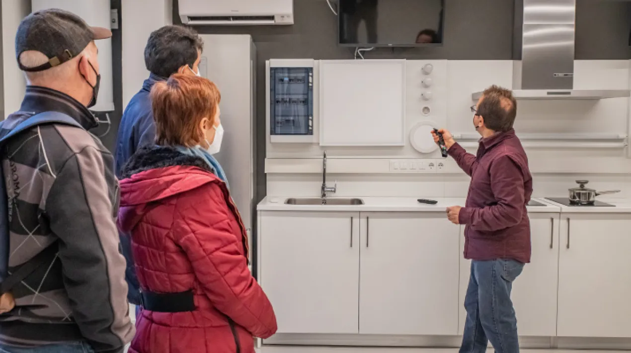 Parlarem sobre: -        Com estalviar amb el rebut elèctric. -        Eficiència energètica -        Bones pràctiques amb els electrodomèstics. -        Etiqueta energètica. -        Com ajustar la potència contractada. -        Bona contractació. Comparem el Mercat regulat Vs lliure o 100% Renovable.   Per a poder assistir a la sessió us heu d'apuntar en el següent formulari: https://forms.gle/WqnMAewsYs5gmw9TA​   És important realitzar la inscripció prèvia. Recomanem portar rebuts elèctrics i de Gas actuals.   Veure més
