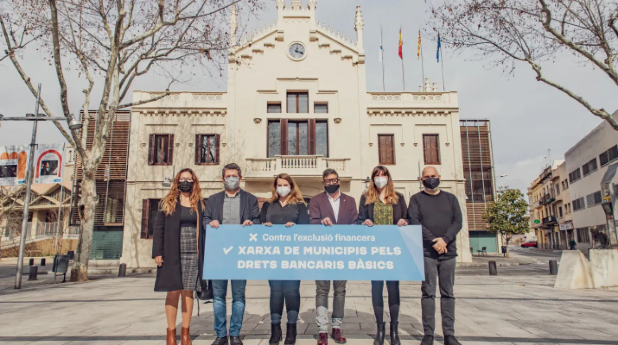  El Prat ha acollit aquest migdia la presentació de la nova Xarxa de Municipis pel Dret als Serveis Bancaris Bàsics. Aquesta xarxa neix amb l’objectiu d’estudiar la creació d’entitats bancàries d’àmbit municipal que garanteixin el dret ciutadà a l’accés als serveis bancaris bàsics. A aquesta xarxa, s’hi ha adherit fins ara 12 localitats i segueix oberta a les entitats municipals o comarcals que ho vulguin fer a partir d’ara. Les localitats que s’hi ha sumat fins ara són les següents: Castellbisbal, Corbera d’Ebre, El Pinell de Brai, El Prat de Llobregat, La Palma de Cervelló, La Sènia, Montcada i Reixac, Montornès del Vallès, Pallejà, Sant Feliu de Llobregat, Santa Perpètua de Mogoda i Sant Iscle de Vallalta. A l’acte de presentació, hi ha assistit l’alcalde del Prat, Lluís Mijoler; l’alcalde de Montornès del Vallès, José Antonio Montero;  l'alcaldessa de Sant Feliu de Llobregat, Lídia Muñoz;  i la tinenta d’alcaldia de l’àrea social de Montcada i Reixac, Mar Sempere. Per part de l’Ajuntament del Prat, també hi ha assistit David Vicioso, com a tinent d'alcaldia de l'Àrea d'Economia, Governança i Qualitat Democràtica. Sobre els motius que han portat a crear aquesta xarxa de municipis, l’alcalde del Prat ha exposat. “Quan està creixent l’exclusió financera, per efecte dels oligolopis bancaris, des dels municipis, des de la proximitat, impulsem alternatives per tal de garantir el dret als serveis bancaris bàsics de la ciutadania des de la gestió pública”.  L’alcalde de Montornès del Vallès, José Antonio Montero, ha afegit que, aquesta iniciativa “se suma a d’altres impulsades pels municipis per promoure nous models d’accés a l’aigua, a l’energia....”, menys dependents de les grans empreses, en aquest cas estenent la construcció d’aquestes alternatives als serveis bancaris. L'alcaldessa de Sant Feliu de Llobregat, Lídia Muñoz, ha remarcat que el procés de digitalització “no es pot convertir en una excusa” per deixar fora dels serveis bancaris una part de la població i ha posat en valor que els municipis “facin un pas endavant per combatre l’exclusió financera, perquè junts arribarem més lluny”. Finalment, Mar Sempere, tinenta d’alcaldia de l’àrea social de Montcada i Reixac, ha afegit que aquesta iniciativa va en la línia de construir “ciutats més amigables amb la gent gran i més inclusives i de trencar amb la bretxa digital, que s’ha visualitzat encara més durant la pandèmia”. La xarxa neix en un moment en què aquest dret ciutadà està en risc, davant de l’augment de l’exclusió financera que està comportant la concentració de l’activitat bancària, especialment des de la crisi financera de 2008 i el posterior procés de bancarització de les caixes d’estalvi i de concentració del sector. Segons CCOO, Espanya és l’estat europeu on més s’ha reduït la xarxa bancària: si l’any 2007, comptava amb 88 entitats; l’any 2019 aquesta xifra j as’havia reduït a 12. Aquest procés de concentració ha anat seguit del tancament de prop de la meitat de les 45.000 oficines bancàries que hi havia a Espanya l’any 2008, que ha comportant que més de 4.000 localitats se n’hagin quedat sense cap i que s’hagin acomiadat o prejubilat més de 100.000 treballadors i treballadors del sector, segons la Plataforma per una Banca Pública.  Això està posant en perill el dret ciutadà als serveis bancaris bàsics, especialment entre la gent gran i d’altres col·lectius que pateixen l’escletxa digital, una situació que la Xarxa de municipis considera insostenible, i més tenint en compte que les entitats financeres van ser rescatades amb més de 60.000 milions d’euros de fons públics, dels quals no se n’ha retornat la major part. Davant d’aquesta situació, diversos municipis han presentat avui la seva pròpia proposta per combatre l’exclusió financera entre els veïns i veïnes dels diferents territoris. Concretament, la Xarxa ha explicat que estudiarà com aprofitar la figura de les Fintech com a eina per facilitar la creació d’eines financeres locals. El terme Fintech prové de les paraules en anglès Finance i Technology i fa referència a qualsevol activitat que empri la innovació o les aplicacions tecnològiques per a oferir productes i serveis financers.  Les aplicacions i les formes que poden adoptar les Fintech són múltiples (assessorament,  gestió automatitzada i més eficaç de les finances personals, mecanismes de finançament participatiu per posar en contacte inversors amb empreses, sistemes de préstecs ràpids de petits imports, etc.). En l’àmbit local, també poden contribuir al desenvolupament de serveis bancaris d’àmbit municipal adreçats a cobrir les necessitats bàsiques dels veïns i veïnes i del teixit econòmic de cada territori. La Xarxa de municipis presentada avui ha començat a estudiar les diferents alternatives que ofereixen les Fintech amb aquesta finalitat. Les Fintech permeten generar eines financeres locals amb menors costos d’estructura que una caixa d’estalvis Els municipis es plantegen recórrer a aquesta figura, perquè els seus costos són molt menors que els 18 milions d’euros que suposaria com a mínim la creació d’una caixa d’estalvis. El cost d’una Fintech d’àmbit local, que aportés serveis financers bàsics al conjunt de veïns i veïnes d’un municipi, seria d’uns 350.000 euros. Diferents figures a estudiar per aportar serveis financers a tota la població o per dinamitzar les inversions al teixit econòmic local En l’àmbit local, es podria aprofitar el potencial de les Fintech, figures que estan sotmeses al control del Banc d’Espanya i la Comissió Nacional del Mercat de Valors (CNMV),mitjançant dos instruments diferents. Un d’ells, el que s’adreçaria al conjunt dels veïns i veïnes d’una localitat, serien les EDE (entitats de diner electrònic). Les EDE permetrien als veïns i veïnes fer l’operativa corrent i cobrir les seves necessitat bancàries bàsiques sense tenir un número de compte en un banc convencional. La pròpia EDE li generia una targeta de dèbit, amb què podrien treure diners en efectiu en una xarxa de caixers i també de comerços amb què s’establirien acords a tal efecte. També els permetria fer pagaments per Internet i amb mòbil o rebre transferències. Aquesta figura no necessita necessàriament una oficina física, però es recomana als ajuntaments que en tinguin una per tal d’informar als veïns i veïnes sobre aquesta eina i com s’hi poden ahderir si hi tenen interès. Una altra figura, més adreçada al teixit econòmic local, són les PFP (Plataformes de Finançament Participatiu). Aquestes plataformes fan d’intermediàries entre empreses del municipi i inversors, que poden ser o no de la mateixa localitat, per tal que els segons ajudin a aportar capital i préstecs als primers. En aquest cas, el cost d’implementació seria menor que el de l’EDE i està xifrat en uns 50.000 euros. Involucrar la ciutadania i consens polític, factors clau per implementar serveis financers locals A partir de l’estudi d’aquestes alternatives, els municipis integrants de la Xarxa acabaran de definir el seu instrument financer d’àmbit local i iniciaran el procés per posar-lo en marxa. Això exigirà el compliment de diversos requisits, donada la complexitat i el repte que implica aporta serveis financers a la població. D’una banda, caldrà fer un estudi econòmic minuciós per a la seva implementació i promoure el consens polític al municipi per desplegar una eina d’aquestes característiques, a més de demanar el corresponent permís al Banc d’Espanya i la CNMV.  També és fonamental divulgar i donar a conèixer les eines financeres creades entre la població, perquè, a partir de la generació de confiança, cada vegada més gent recorri als seus serveis financers. La total transparència dels serveis financers locals també és fonamental amb aquest objectiu. És doncs un repte que es planteja a mig i llarg termini, perquè que la xarxa de municipis considera una solució necessària i viable per garantir el dret als serveis bancaris bàsics. Reclamen a l’Estat i la Generalitat una regulació més exigent amb la banca convencional Més enllà de la creació dels serveis financers d’àmbit local, la Xarxa de Municipis també demana al govern de l’Estat i a la Generalitat que impulsin una regulació que exigeixi que les entitats financeres hagin de garantir els serveis bancaris bàsics a tota la població. També reclama que les autoritats competents en matèria de consum controlin l’activitat de les entitats financeres i obrin els pertinents expedients informatius o apliquin les sancions corresponents en cas que estiguin duent a terme pràctiques irregulars i abusives.Veure més