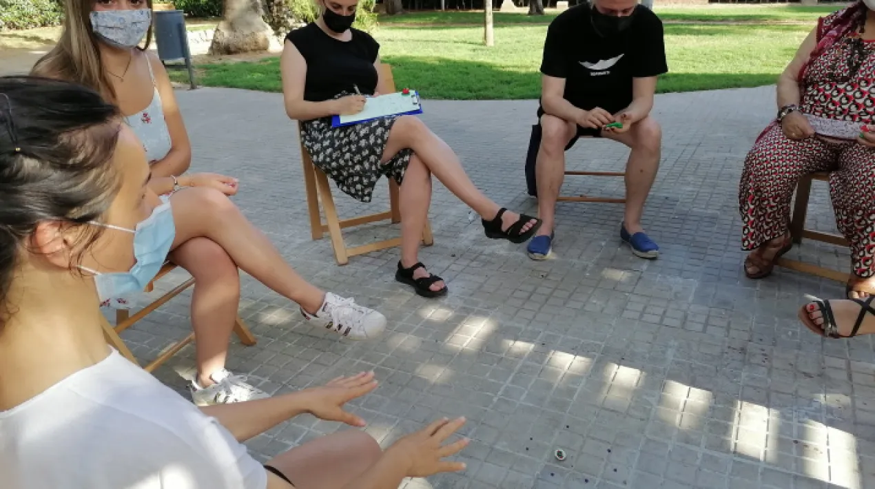 LAIKA LAB és un laboratori de processos de creació que impulsa projectes que volen començar a desenvolupar una part de les seves propostes, estructurar-les o bé realitzar un procés de recerca al llarg de les diferents sessions de treball, amb altres i de forma contextualitzada. Es vincula a la Convocatòria /Unzip 2022: de les propostes que es desenvolupen en el marc del laboratori, el mateix grup decideix la guanyadora de la modalitat Exposició, que continua a partir d'aquí el seu procés de treball i aprofundiment entre els mesos de juliol a novembre. Vol parabòlic en gravetat zero Dimarts 26 d'abril a les 17 h es realitza la primera trobada amb les persones que s’han presentat a la modalitat Exposició i que per tant, passen a formar part del laboratori. És una sessió de presentació i valoració dels projectes oberta al públic, com totes les sessions de treball del laboratori.  Identificarem tangències entre els projectes i els objectius del programa /Unzip Arts Visuals, punts de partida i oportunitats, en un procés d'intercanvi i autogestió del grup.Veure més