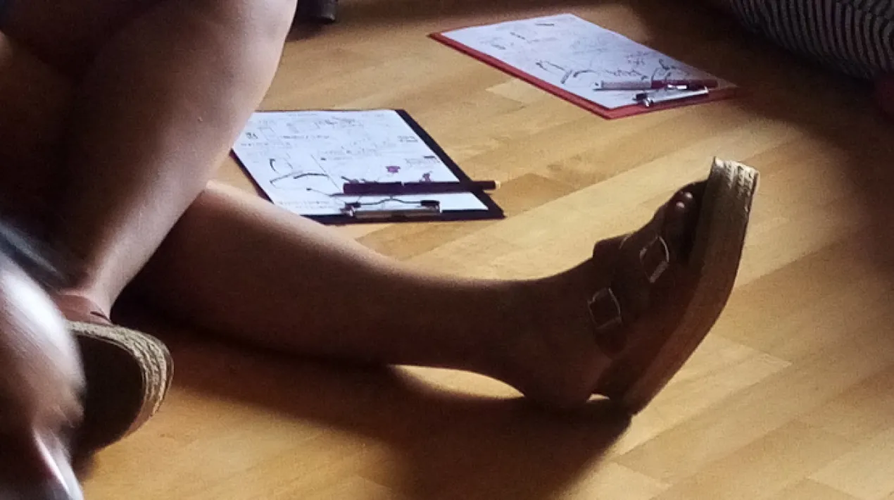 LAIKA LAB és un laboratori de processos de creació que impulsa projectes que volen començar a desenvolupar una part de les seves propostes, estructurar-les o bé realitzar un procés de recerca al llarg de les diferents sessions de treball, amb altres i de forma contextualitzada. Es vincula a la Convocatòria /Unzip 2022: de les propostes que es desenvolupen en el marc del laboratori, el mateix grup decideix la guanyadora de la modalitat Exposició, que continua a partir d'aquí el seu procés de treball i aprofundiment entre els mesos de juliol a novembre. Vol parabòlic en gravetat zero Divendres 29 d'abril a les 17 h es realitza la segona trobada amb les persones que s’han presentat a la modalitat Exposició i que per tant, formen part del laboratori. És una sessió de presentació i valoració dels projectes oberta al públic, com totes les sessions de treball del laboratori.  Identificarem tangències entre els projectes i els objectius del programa /Unzip Arts Visuals, punts de partida i oportunitats, en un procés d'intercanvi i autogestió del grup. En aquesta sessió, el grup decidirà fins a un màxim de 4 projectes que es continuaran desenvolupant en el marc del laboratori fins al 24 de maig.Veure més