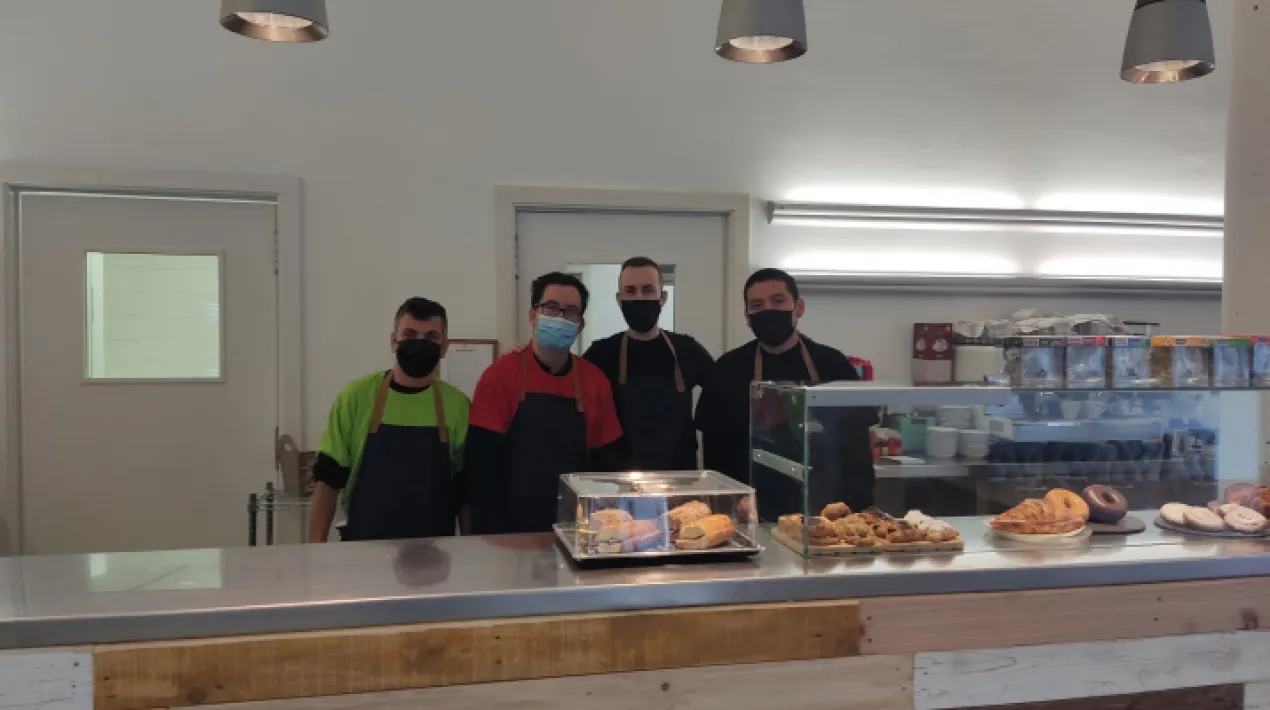 La Fundaci&oacute; Rubricatus ha posat&nbsp;en marxa a partir del dijous 9 de desembre la cafeteria del Ribera, per&ograve; l'esdeveniment oficial ser&agrave; el 23 de desembre, al que donarem a con&egrave;ixer el nom que s'ha elegit entre el ve&iuml;nat per a aquest espai de trobada del Centre C&iacute;vic. Tenim moltes ganes de tornar a omplir el bar&nbsp;de vida i d'activitat! Podeu trobar les novetats a les xarxes socials @ccsjriberabaixa o @lafundaciorubricatus.&nbsp;Veure m&eacute;s