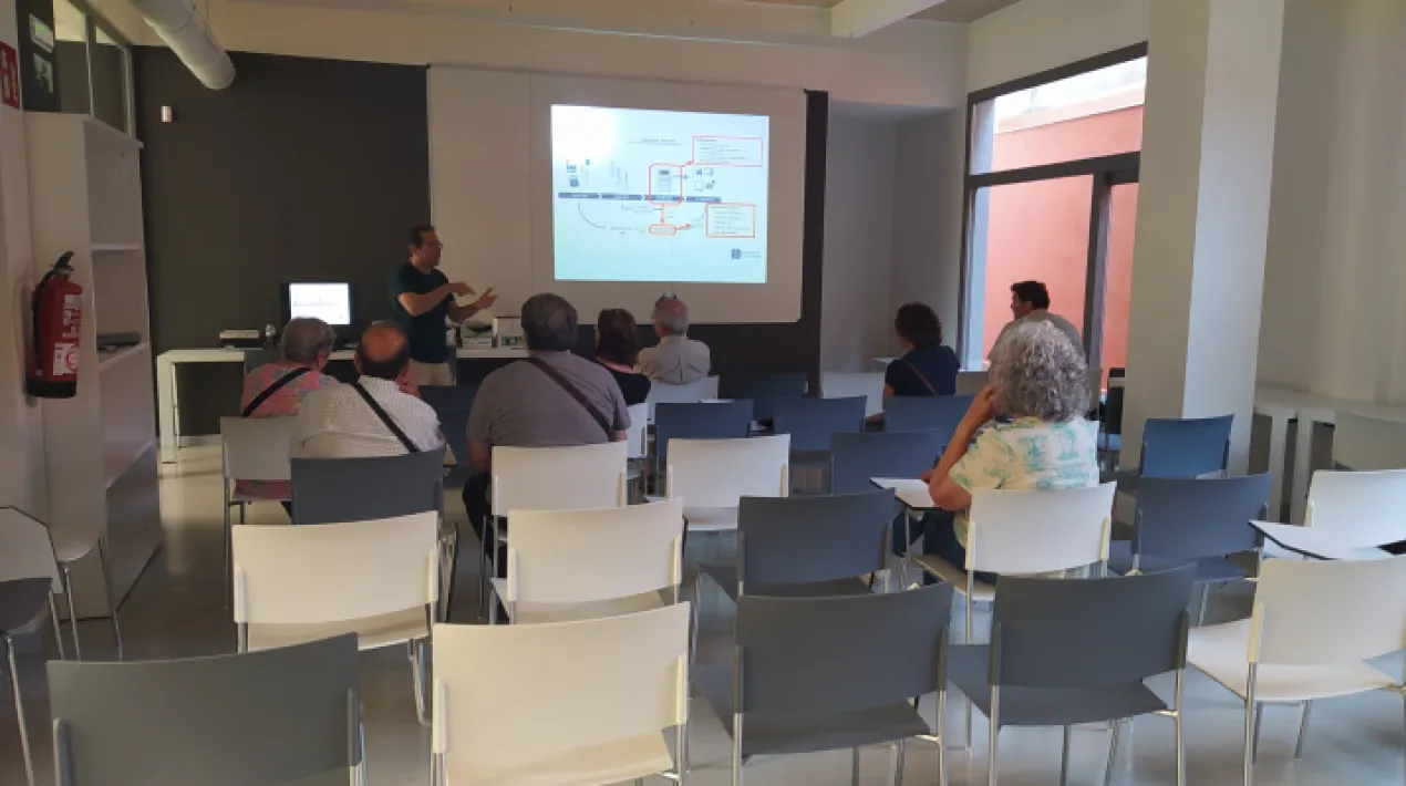 Saps què has de fer a casa per estalviar energia? I al teu negoci? Els hàbits també ajuden a abaixar el preu de la factura elèctrica, us expliquem  què fer.  Per a poder assistir a la sessió us heu d'apuntar en el següent formulari: https://forms.gle/dcu1TpgavLtofxZv5​   És important realitzar la inscripció prèvia.  Veure més