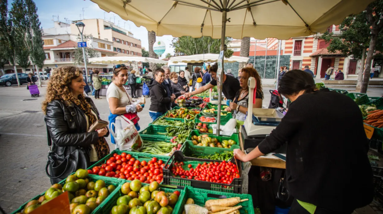 Un mercat setmanal, on tots els dissabtes de 8 a 14h, a la Plaça de Pau Casals trobarem els millors productes frescos del Parc Agrari. És una iniciativa promoguda per pagesos del municipi i de la Comarca que compta amb el suport de l’Ajuntament del Prat de Llobregat i del Parc Agrari del Baix Llobregat.  Al Mercat de Pagès podreu trobar fruites i verdures fresques, de qualitat i de proximitat, algunes d’elles de producció ecològica, i totes amb el segell de qualitat Producte FRESC del Parc Agrari, un distintiu que trobareu als punts de venda de productes que es cultiven en l’àmbit del Parc Agrari del Baix Llobregat, i que excel·leixen per la seva frescor, qualitat i origen, així com per haver estat produïts amb el saber fer de la pagesia de la comarca.Veure més