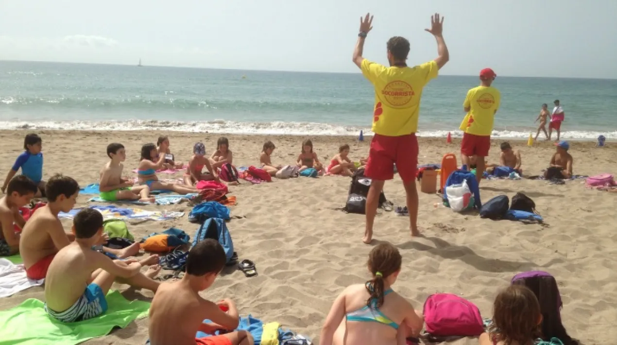 Taller per conèixer quina és la tasca del/de la socorrista, adreçat a infants de 6 a 12 anys. L'objectiu és conèixer el significat de les diferents banderes indicatives de l'estat de la mar, saber què fer davant d'una picada de medusa... Els nens i nenes d’entre 6 i 12 anys podran participar dimecres 6 de juliol, de 10:30 a 13:00 hores, a la platja del Prat (Can Camins). L'activitat serà a càrrec del personal de socorrisme de Proactiva, que s'ocupa del servei de vigilància de les platges del Prat. Les criatures que participin es convertiran, durant un dia, en socorristes de la platja amb l’objectiu de conèixer els principals perills del litoral i, també, interioritzar bones conductes de comportament per gaudir de la platja amb seguretat. Podeu veure el reportatge del Prat TV sobre l'activitat en edicions anteriors clicant aquí. Veure més