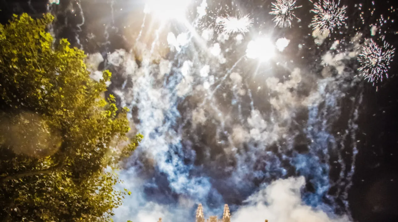 Llançament de trons a l’aire alhora que repiquen les campanes dels campanars de tota la ciutat. Tota la programació de les Festes de Sant Pere i Sant PauVeure més