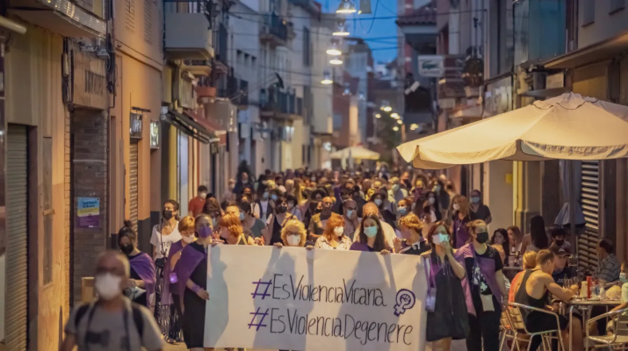 La 8ª Marxa és la suma de diverses marxes que s'inicien en diferents municipis de la comarca, i que es van trobant pel camí per arribar plegades a l'acte central al Parc de Torreblanca a Sant Feliu de Llobregat, on tindrà lloc la concentració i la lectura del manifest El punt de trobada al Prat serà a les 9:30h a l'estació de Renfe per unir-se al bloc de Sant Feliu a les 10:30h (a la plaça 8 de març). Des d’allà, amb diferents grups d’altres municipis, es farà la marxa caminant fins al Parc de Torreblanca.  A les 12:30 h, tindrà lloc l’acte final, al Parc de Torreblanca de Sant Feliu. Benvinguda i salutació. Eva M. Martínez Morales, presidenta del Consell Comarcal del Baix Llobregat. Minut de silenci. Lectura del Manifest contra la violència masclista a càrrec de una representant del Consell de Dones de Cornellà de Llobregat i de Sant Feliu de Llobregat, que han fet el seu 25è aniversari.  Tancament. Vicky Castellanos Núñez, consellera de Feminisme, Gent Gran i Diversitat Sexual i de Gènere Més informació a: https://www.elbaixllobregat.cat/feminisme/8marxaVeure més