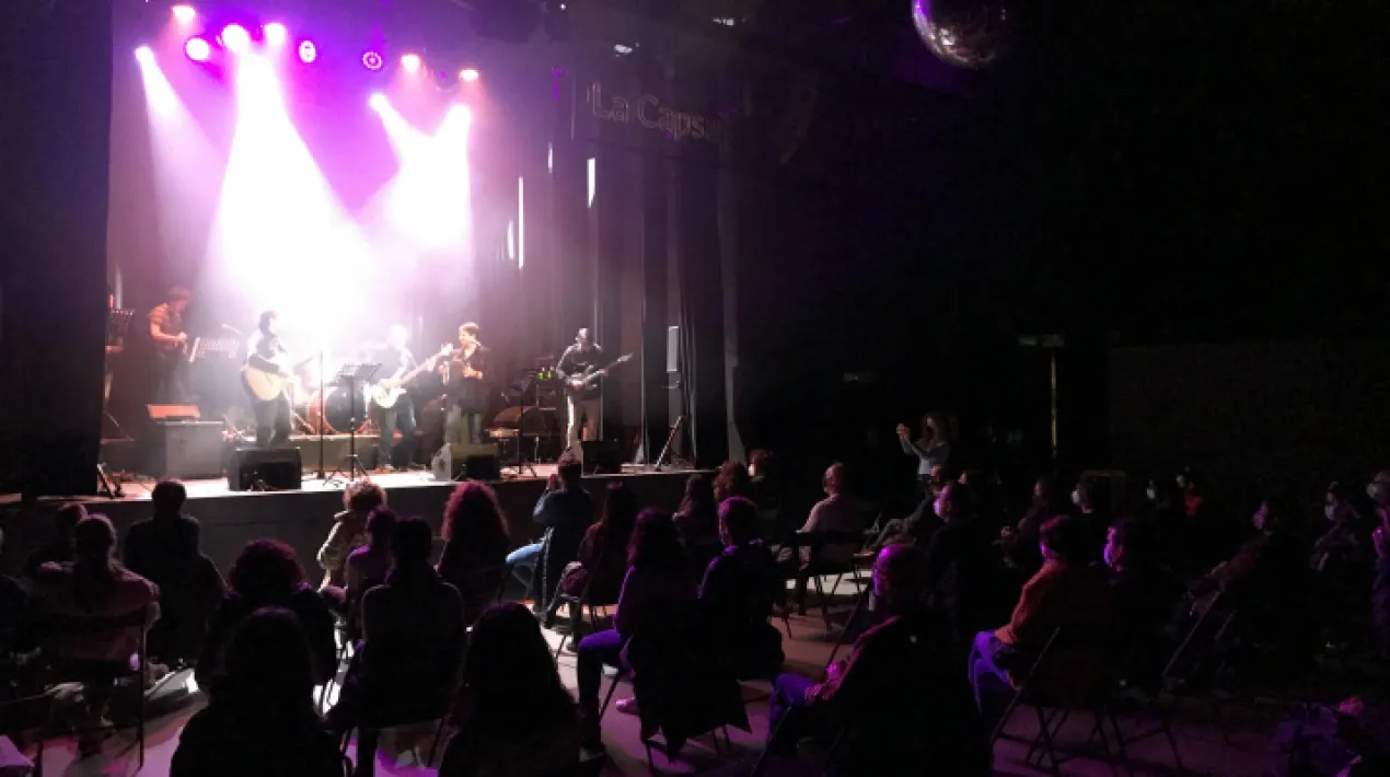 L'Escola Sona és la vostra oportunitat per veure l'avanç dels combos de L'Escola d'Arts en Viu. Els combos són les agrupacions d'alumnes a semblança d'un grup de música estàndard, bateria, guitarra, baix, tecles, veus, vents, etc. En aquesta sessió, concert doble de L'Escola Sona amb la participació d'onze combos. Us hi esperem!  Primer passi de combos a les 17.30h: Combo 12: Seven Roots Combo 04: Flying Dragons Combo 03: Rock Busters Combo 15: Star 8 Combo 20: The Dogs Combo 02: Las Notas con RitmoSegon passi de combos a les 19h Combo 06: Faraday Combo 19: Twenty Hands Combo 09: Feeling Good  Combo 18: Jurassic Band Combo 08: Turn the Page    Veure més