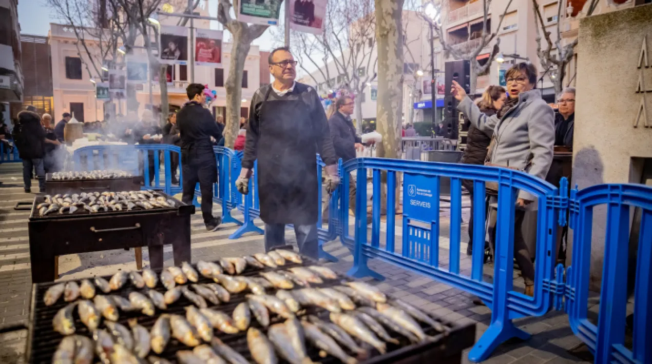 El Carnaval s'acaba! Per&ograve; ens acomiadarem de Sa Majestat Carnestoltes amb festa grossa. T'esperem a la pla&ccedil;a de la Vila amb el grup La Tresca i la Verdesca,&nbsp;que far&agrave; ballar a petits i grans fent passar una bona estona.&nbsp; Mentrestant, la cort dels Pecats Capitals&nbsp;i tota la comitiva de la process&oacute; del plor i el dol per Sa Majestat Carnestoltes. Esperarem la seva arribada menjant&nbsp;sardines amb la Casa de Arag&oacute;n&nbsp;i ens prepararem&nbsp;per sentir el testament del Carnestoltes i dir adeu al regnat del gran sobir&agrave;&nbsp;de la disbauxa.Veure m&eacute;s