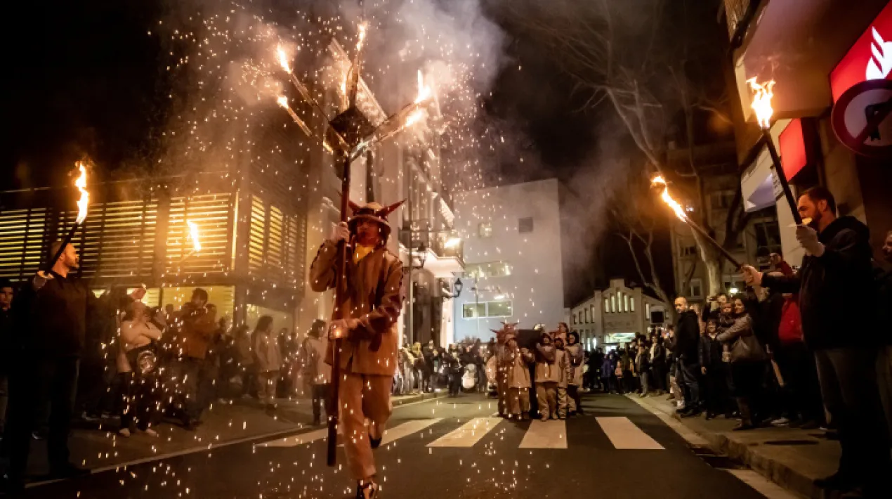 L'acte final de comiat de la gran festa de Carnaval&nbsp;&eacute;s l'encesa de la foguera de la Quaresma, a c&agrave;rrec de la Colla de Diables del Prat.&nbsp; L'encesa ve precedida per una process&oacute; encap&ccedil;alada pel ta&uuml;t reial que portar&agrave; tota la comitiva des de la pl. de la Vila a la pl. de l'Esgl&eacute;sia.&nbsp;Un cop all&agrave;,&nbsp;assistirem a l'espectacle de foc dels Diables i a l'encesa de la foguera, on cremaran totes aquelles rampoines que volem fer fora de casa!Veure m&eacute;s
