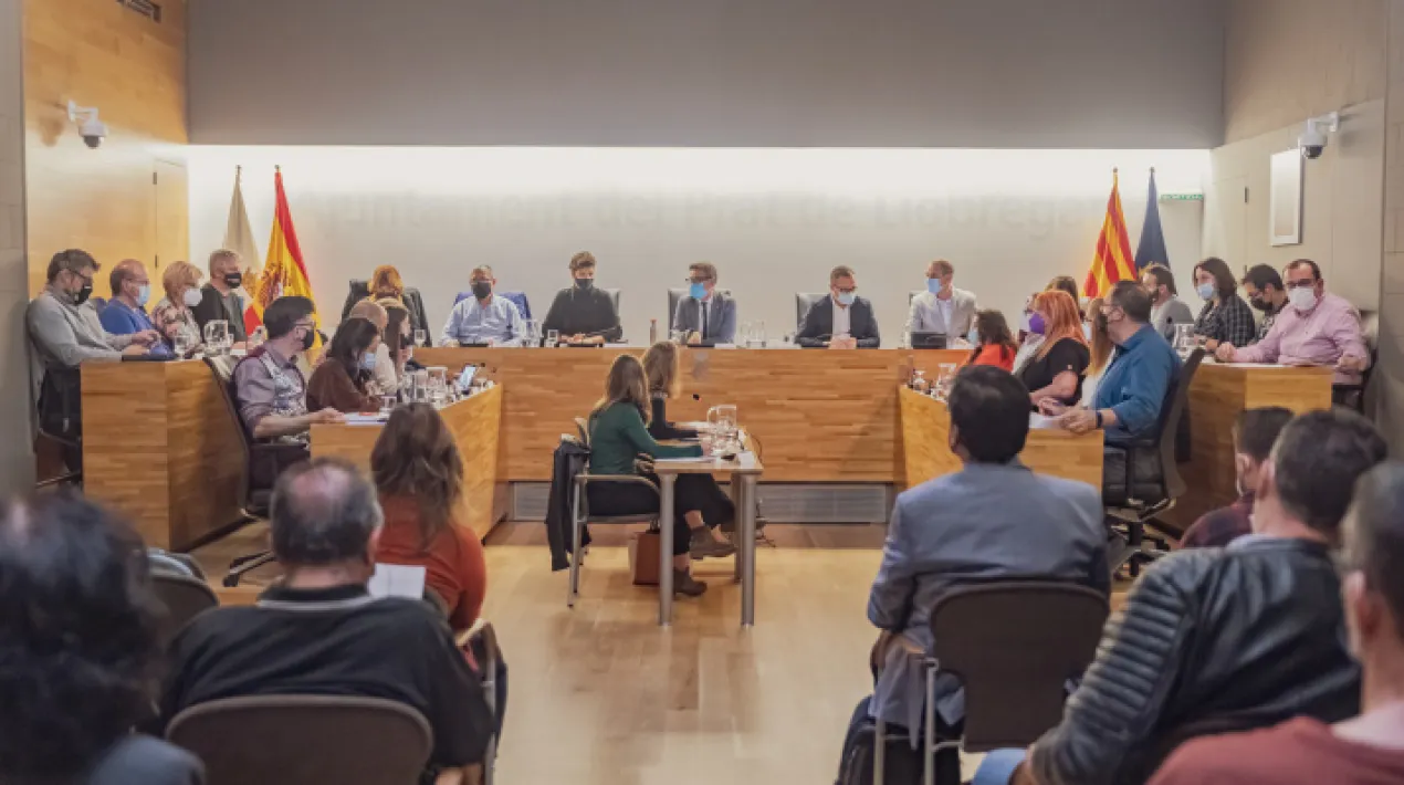  El ple municipal ordinari del Prat, celebrat aquest dimecres 1 de desembre,&nbsp; ha aprovat per unanimitat que el Servei d&rsquo;Ajuda a Domicili (SAD) del Prat sigui gestionat un any m&eacute;s per una entitat p&uacute;blica, la Fundaci&oacute; S21 adscrita al Consorci de Salut i Atenci&oacute; de Catalunya. &Eacute;s la mateixa entitat que s&rsquo;ha encarregat d&rsquo;aquest servei des que, l&rsquo;octubre de 2020, l&rsquo;Ajuntament del Prat va iniciar el nou model d&rsquo;atenci&oacute; del SAD, basat en la gesti&oacute; p&uacute;blica, en ser un dels primers municipis catalans en desmercantilitzar-lo. Amb la pr&ograve;rroga aprovada avui pel ple, la Fundaci&oacute; S21 s&rsquo;ocupar&agrave; de gestionar el servei fins a finals de 2022. La pr&ograve;rroga s&rsquo;ha fet amb les mateixes condicions que s&rsquo;han seguit fins ara, amb una partida pressupost&agrave;ria de 2.692.810 euros per a gestionar el SAD l&rsquo;any vinent. L&rsquo;Ajuntament del Prat &eacute;s membre del Consorci de Salut i d&rsquo;Atenci&oacute; Social de Catalunya (CSC),al qual est&agrave; adscrit aquesta fundaci&oacute;. A trav&eacute;s d&rsquo;aquesta, el consorci articula la xarxa p&uacute;blica catalana de serveis socials i d&rsquo;atenci&oacute; a les persones amb depend&egrave;ncia en col&middot;laboraci&oacute; amb ens locals i entitats sense &agrave;nim de lucre. Mitjan&ccedil;ant aquest model de gesti&oacute; p&uacute;blica, el SAD del Prat ha aconseguit durant el darrer any millorar la qualitat del servei i personalitzar l&rsquo;atenci&oacute; per ajustar-la millor a les necessitats de les persones grans i amb depend&egrave;ncia, majorit&agrave;riament dones, que en s&oacute;n usu&agrave;ries. Es vol prioritzar el m&agrave;xim la seva autonomia, relacions socials i vincles afectius amb el seu entorn (familiars, amistats, professionals de cures, etc). El personal del SAD, format per 90 professionals, s&rsquo;ha descentralitzat, de manera que s&rsquo;han format equips d&rsquo;intervenci&oacute; adscrits a diferents zones de proximitat: Marina, Sant Cosme, Centre i Ribera Baixa. Aix&iacute; mateix, s&rsquo;est&agrave; fomentant una dimensi&oacute; comunit&agrave;ria al servei, de manera que l&rsquo;atenci&oacute; a les persones vulnerables surt de l&rsquo;&agrave;mbit del domicili i s&rsquo;est&eacute;n cap a la comunitat, per tal de combatre la soledat i l&rsquo;a&iuml;llament. En aquest sentit, aquesta tardor, s&rsquo;han iniciat activitats en grup i comunit&agrave;ries per a persones usu&agrave;ries del SAD, com les sortides al mercadet de Sant Cosme. En aquests moments, el SAD del Prat at&eacute;n m&eacute;s de 690 persones (77% dones i 85% majors de 65 anys),un 17% m&eacute;s que l&rsquo;any passat. Des del passat 1 de novembre, tamb&eacute; s&rsquo;ha incl&ograve;s la figura d&rsquo;un psic&ograve;leg al servei, per donar suport a l&rsquo;equip de professionals vinculades al SAD i atendre altres necessitats que pugui tenir la fam&iacute;lia en l&rsquo;&agrave;mbit emocional. Aquest professional continuar&agrave; donant impuls a les accions comunit&agrave;ries de promoci&oacute; del benestar emocional. El ple del Prat rebutja la decisi&oacute; judicial d&rsquo;utilitzar el castell&agrave; com a llengua vehicular en el 25% del curr&iacute;culum educatiu El ple municipal del Prat tamb&eacute; ha aprovat una moci&oacute; per expressar el seu desacord amb la provid&egrave;ncia del Tribunal Suprem (TS) que avala la utilitzaci&oacute; del castell&agrave; com a llengua vehicular en el 25% del curr&iacute;culum educatiu de Catalunya. Una sent&egrave;ncia pr&egrave;via del Tribunal Superior de Just&iacute;cia de Catalunya (TSJC),contra la qual la Generalitat va presentar recurs de cassaci&oacute;, ja recollia aquesta mesura i ara el TS l&rsquo;ha avalada. El text de la moci&oacute; rebutja &ldquo;tot atac que posi en perill la immersi&oacute; ling&uuml;&iacute;stica a Catalunya&rdquo; i aposta per &ldquo;defensar el model d&rsquo;escola catalana&rdquo;. En aquest sentit, exposa que el model d&rsquo;immersi&oacute; ling&uuml;&iacute;stica ha contribu&iuml;t de manera decisiva durant m&eacute;s de 30 anys a millorar l&rsquo;&uacute;s social de la llengua catalana, a garantir i a promoure la igualtat d&rsquo;oportunitats en una societat cohesionada. Per aix&ograve;, aposta per &ldquo;la necessitat de continuar aplicant i avan&ccedil;ant en l&rsquo;&uacute;s social del catal&agrave; mitjan&ccedil;ant els Projectes Ling&uuml;&iacute;stics de Centre&rdquo;, que recullen les decisions i les actuacions pedag&ograve;giques id&ograve;nies per incidir en els processos d&rsquo;aprenentatge d&rsquo;infants i joves.&nbsp; La moci&oacute; tamb&eacute; q&uuml;estiona la decisi&oacute; judicial en tant que la llei educativa vigent considera que &eacute;s la Generalitat l&rsquo;administraci&oacute; p&uacute;blica competent per decidir el r&egrave;gim ling&uuml;&iacute;stic dels centres educatius de Catalunya.&nbsp; &nbsp;Finalment, planteja que l&rsquo;Ajuntament del Prat s&rsquo;adhereixi al manifest de Somescola.cat per refermar el suport al model ling&uuml;&iacute;stic de l&rsquo;escola catalana. La moci&oacute; s&rsquo;ha aprovat amb la unanimitat dels grups presents al Sal&oacute; de Plens en el moment de la votaci&oacute;. Mocions per a la millora del servei p&uacute;blic de Correus i les condicions laborals dels repartidors i repartidores de plataformes Al ple d&rsquo;avui, tamb&eacute; s&rsquo;ha aprovat per unanimitat una moci&oacute;, proposada per CCOO i UGT, per defensar el servei p&uacute;blic de Correus. La moci&oacute; lamenta la reducci&oacute; que s&rsquo;ha produ&iuml;t en la contractaci&oacute; i en la qualitat del servei de Correus. Demana que es garanteixin els llocs estructurals de la unitat de repartiment del Prat, la qualitat de les condicions laborals i el finan&ccedil;ament per garantir un bon servei. Tamb&eacute; s&rsquo;ha aprovat una moci&oacute; presentada per CCOO per reclamar que les empreses de plataforma digital contractin directament als repartidors i repartidores i millorin les seves condicions laborals (abonant depeses de vehicle, benzina, tel&egrave;fon, connexi&oacute; a Internet, concedint descansos, etc.) en compliment de la normativa vigent. Hi han votat a favor tots els grups excepte C&rsquo;s, que s&rsquo;ha abstingut.Veure m&eacute;s