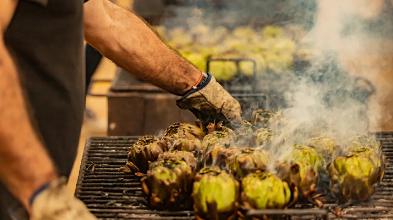  La ciutadania s’ha bolcat en les diferents activitats gastronòmiques i lúdiques de les Festes de la Carxofa d’enguany, les primeres que han recuperat la presencialitat i l’espai públic després de la pandèmia. L’última de les activitats de les Festes de la Carxofa d’enguany va ser el Fira Tapa, que va tenir lloc el passat cap de setmana. Posava el punt i final a una edició, en què s’ha pogut gaudir de l’oferta dels restaurants del Març Gastronòmic o de diverses festes a l’aire lliure, amb la reina del Parc Agrari com a protagonista, entre elles la Carxofada del Prat o l’Escarxofa&Jazz, entre d’altres. A continuació, us exposem el balanç de les diferents activitats d’aquesta edició. El Fira Tapa L’Associació de Gastronomia i Turisme del Baix Llobregat (AGT) i l’Ajuntament del Prat han organitzat, un any més, aquest esdeveniment els dies 22,23 i 24 d’abril, a la plaça Blanes. S’hi va poder tastar una mostra de tapes elaborades per diversos restauradors de la ciutat i amb la Carxofa Prat com a ingredient principal. Malgrat les inclemències de dissabte, el divendres a la tarda i tot el diumenge el temps va permetre gaudir de molt bones estones al FiraTapa, amb més de 6.000 tapes venudes.  Enguany, el FiraTapa oferia un seguit d’activitats paral·leles molt interessants, com el concurs de pelar carxofes o el show cooking  per part d’un xef amb estrella Michelin, Fran López, del restaurant  Xalar (Hotel Villa Retiro a Xerta). Març Gastronòmic Un any més, les Jornades Gastronòmiques del  Pota Blava i la Carxofa Prat han acostat aquests productes i hortalisses i verdures del Parc agrari a les taules de restaurants de la ciutat i d’altres municipis de les comarques properes entre el 17 de març i el 18 d’abril. Aquestes jornades, organitzades per  l’AGT i l’Ajuntament del Prat, amb el suport del Consell Regulador del Pollastre i Capó del Prat, són una potent eina de promoció del producte i la gastronomia local. Aquest és el segon any en què més pollastres Pota Blava s’han venut als restaurants participants del Març Gastronòmic. En total, s’han venut 572 unitats de Pota Blava als restaurants tant del Prat com de la resta de la localitats de l'entorn que hi participen.  Escarxofa&Jazz La catorzena edició de l’Escarxofa & Jazz, la primera després de dos anys d’aturada, va reunir més de 2.000 persones a la plaça Joan Garcia-Nieto el passat 10 d’abril per gaudir d’una jornada de bona música, bon menjar i bon temps! Es van vendre més de 1.000 tiquets per degustar el plat estrella de la jornada, l’arròs amb carxofa que prepara l’entitat Les Escarxofes del Prat. La jornada va comptar amb les actuacions de Delickites, Paula Peso, The Kabooms i Flamingo Tours. La Cocina de mi Vecina El divendres 8 d’abril, al Centre Cívic Sant Jordi-Ribera Baixa, les integrants de la Cocina de mi Vecina van obrir les portes de la cuina en el seu horari habitual, per elaborar conjuntament amb les persones inscrites a la sessió, dues receptes amb la carxofa com ingredient principal. Va ser una tarda plena de consells culinaris i d’intercanvi de sabers sobre com reaprofitar els aliments en cada recepta, com acostumen a ser les trobades de La Cocina de mi Vecina. El resultat final: carxofa amb gambes i crema de carxofes reaprofitades! Carxofada del Prat Després de dos anys sense la Carxofada del Prat, l’esdeveniment va tornar amb força el diumenge 3 d’abril. Es van servir 950 menús al Parc del Fondo d’en Peixo. Malgrat el fred i la pluja, va ser un punt de trobada per a tota la família, per degustar la Carxofa Prat a la brasa, però també per copsar de primera mà la qualitat del producte agrícola de proximitat, amb les parades dels pagesos i pageses de la ciutat. Nou distintiu per identificar els punts de venda de Carxofa Prat Diferenciar la Carxofa Prat (varietat Blanca de Tudela) d’altres varietats de carxofa pot  ser difícil a simple vista. Per això, des de la Cooperativa Agrícola i l’Ajuntament s’ha creat un distintiu que identifica les botigues i restaurants on trobar aquest producte local dels socis i sòcies de la Cooperativa. A més, la Cooperativa Agrícola del Prat ha estat present, per primer cop, a la fira Alimentaria, del 4 al 7 d’abril, des d’on ha pogut promoure les qualitats de la Carxofa i altres productes del Parc Agrari del Baix Llobregat.  La Cooperativa Agrícola del Prat també participa avui, divendres 29 d’abril, al Primer Congrés Nacional de Carxofa Blanca de Tudela, prenent part en una de les taules rodones sobre el seu conreu. Amb aquest Congrés, que aplega persones expertes i productes al municipi de Tudela (Navarra),es vol ressaltar el valor d’aquesta varietat, a la qual correspon la Carxofa Prat, vers les híbrides que estan copant el Mercat nacional.Veure més