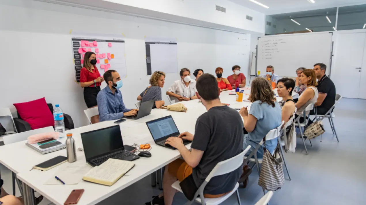  L’Ajuntament del Prat segueix desenvolupant el seu pla de govern obert per promoure aspectes com la transparència, la rendició de comptes o la integritat  al consistori. Una de les accions que contempla és l’elaboració d’un codi ètic i de conducta, que ha d’orientar i fer avançar les pràctiques de bon govern de l’administració local. L’elaboració del codi ètic s’està fent a través d’un procés participatiu obert a tota la organització municipal. Després d’una primera fase de trobades presencials, s’ha habilitat un espai web per recollir propostes virtuals a través de la plataforma Participa 311. Aquesta plataforma, proveïda per la Diputació de Barcelona, permet als ens locals dinamitzar els seus processos participatius en línia, com es va fer recentment amb la votació pel segon dia festiu local a partir de 2023. En aquesta plataforma, la plantilla municipal hi podrà treballar els continguts sobre el principis del codi ètic que s’han debatut fins ara en sessions de treball prèvies i fer propostes addicionals, amb l’objectiu de concretar els valors i les accions específiques que recull el document. Alguns dels principis que recull la proposta inicial del document estan relacionats amb la necessitat de mantenir una bona coordinació entre les diferents àrees, fomentar la innovació, promoure la sostenibilitat ambiental, social i econòmica de les polítiques locals i orientar-les a les necessitats de les persones. També cal tenir més en compte els criteris d’equitat, inclusió i imparcialitat a l’hora de gestionar l’administració local i tendir cap a l’excel·lència i l’exemplaritat de la gestió pública. El resultat d’aquest procés serà el propi document del codi ètic i de conducta de l’ajuntament, així com la creació d’altres instruments que n’assegurin el compliment. Amb el codi ètic i aquests instruments, es vol assegurar un comportament exemplar per part dels membres de l’organització. Aquesta guia és complementària a la via reglamentària i sancionadora ja existent, d’acord amb el que estableix l’Estatut Bàsic de l’Empleat Públic i la resta del marc jurídic. Altres eixos del Pla de govern de l’Ajuntament del Prat L’elaboració del codi ètic s’emmarca en un dels cinc eixos del Pla de govern obert de l’Ajuntament del Prat aprovat l’any 2021. Concretament, forma part del cinquè eix, dedicat a la integritat pública, que té per objectiu assegurar el comportament ètic dels membres de la corporació. Els altres quatre eixos del pla estan relacionats amb la millora del tractament de les dades per posar-les al servei de la gestió, la transparència, la rendició de comptes i la participació ciutadana.Veure més