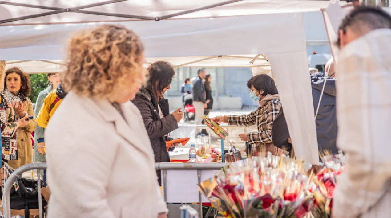  Durant la Diada de Sant Jordi, que es va celebrar dissabte passat, el Prat va recuperar l’ambient, les parades de llibres i roses i l’agenda d’activitats literàries, culturals i lúdiques a l’aire lliure que havien caracteritzat sempre el 23 d’abril, abans de la pandèmia sanitària. Coincidint amb la plena recuperació del Sant Jordi al Prat, també es va canviar l’espai central de les activitats de la Diada a la ciutat, que es va desplaçar al parc del Fondo d’en Peixo. D’aquesta manera, es va comptar amb un espai més ampli, on la ciutadania va poder recórrer les parades de llibres i roses d’una trentena d’entitats de la ciutat, gaudir d’espectacles musicals i de sardanes o prendre el que li vingués de gust als diferents foodtrucks ubicats al parc. També es va emplaçar al Fondo d’en Peixo un set de El Prat Ràdio, des d’on durant tota la jornada va emetre una programació especial en directe, coincidint amb el seu 20è aniversari. Tot i la inestabilitat del temps durant la jornada de dissabte, al Prat la pluja únicament va obligar a cancel·lar els concerts del vespre, però la resta d’activitats previstes al Fondo d’en Peixo es van poder celebrar com estava previst i s’hi va registrar una gran afluència de públic.  L’ambient de Sant Jordi es va estendre per molts altres punts de la ciutat amb parades de llibres i roses, ja que molts pratencs i pratenques van optar per quedar-se a la ciutat durant aquesta Diada i passejar pels seus carrers i places. Després de la celebració d’aquest de Sant Jordi, l’Ajuntament té previst fer una reunió de balanç amb les entitats participants de la Diada a la ciutat. Entre d’altres aspectes, es valorarà com ha funcionat el canvi d’emplaçament cap al Fondo d’en Peixo, que  va ser acordat també amb les entitats amb anterioritat a la celebració d’aquesta edició. Activitats prèvies al 23A: relats de la gent gran i activitats a Sant Cosme Un dia abans de la Diada, el divendres 22 d’abril, ja es van celebrar alguns actes relacionats amb el Sant Jordi al Prat. Un d’ells va ser la lectura d’alguns dels relats escrits per les persones grans del Prat per aquesta Diada. Un any més, el Programa de Lleure de la Gent Gran del Prat va animar-les a escriure els seus relats, per compilar-los després en un llibret, que ja es pot descarregar al web del projecte. En total, en l’edició d’enguany hi han participat 50 persones grans i divendres passat es va fer lectura de 16 dels seus relats, en un acte que va tenir lloc davant de la seu de Cases d’en Puig, en presència de l’alcalde del Prat, Lluís Mijoler, i de la regidora de Govern Obert, Esther García. També al barri de Sant Cosme, es van organitzar el divendres 22 d’abril tot un seguit d’activitats relacionades amb la Diada. Les activitats, celebrades a la Plaça de la Remodelació, van implicar la comunitat educativa, les entitats i serveis del barri i l’Ajuntament.  Gairebé un centenar de persones, incloent l’alumnat de les escoles i instituts del barri, va participar d’aquesta iniciativa organitzada pel Pla Estratègic de Sant Cosme (PESC). La jornada va comptar amb activitats de conta contes, de realització de punts de llibres, de jocs gegants, d’escacs i d’altres activitats relacionades amb la llegenda de Sant Jordi, els llibres i la literatura. També hi va haver un espai dinamitzat per a la descoberta d’endevinalles, amb recomanacions literàries i intercanvi de llibres. Una de les activitats realitzades va involucrar els participants en el procés per triar el logotip per al Pla Educatiu d’Entorn de Sant Cosme.  Aquestes activitats es van realitzar en estreta col·laboració amb les Dones Sàvies, l’esplai GISC i la comunitat educativa del barri de Sant Cosme. Continua el cicle Primavera de Llibres i Lletres Altres activitats relacionades amb el Sant Jordi són el cicle Primavera de Llibres i Lletres, amb diferents propostes pensades per fomentar el plaer de la lectura per a tots els públics que s’allargaran fins al mes de maig, o el Pratijordi. Aquesta activitat infantil i familiar ha plantejat del 19 al 25 d’abril una gimcana literària l’espai públic, a partir de preguntes que es podien trobar en cartells amb codis QR en diferents espais de la ciutat.Veure més