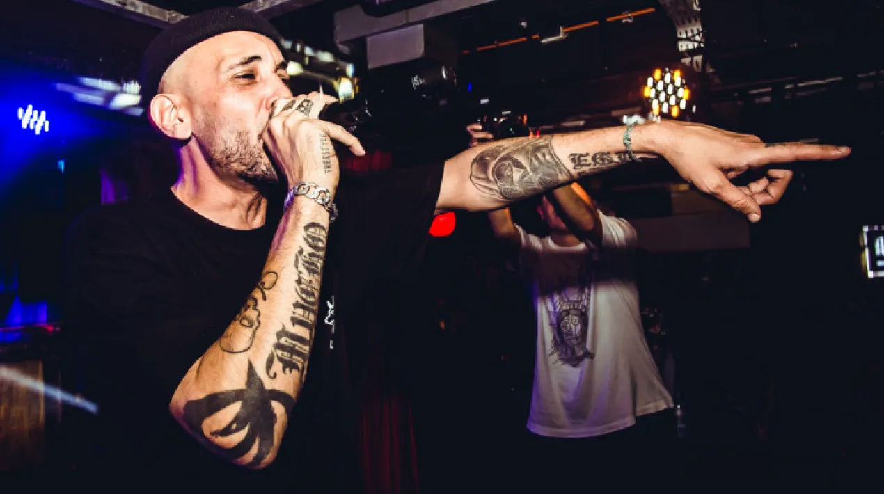 L&rsquo;ic&ograve;nic disc &ldquo;Hecho, es Simple&rdquo; celebra 25 anys, &nbsp;un &agrave;lbum que va marcar una fita dins del hip hop en espanyol, esdevenint un cl&agrave;ssic del g&egrave;nere que en&nbsp; va reescriure les regles. &nbsp; El 2022 es commemora l&rsquo;aniversari d&rsquo;aquest disc amb una gira per tota Espanya i Sudam&egrave;rica i Mucho Muchacho donar&agrave; el tret de sortida oficial d&rsquo;aquesta gira a La Capsa, on far&agrave; un rep&agrave;s complet per l&rsquo;&agrave;lbum, per&ograve; tamb&eacute; portar&agrave; a l&rsquo;escenari altres cl&agrave;ssics com &ldquo;Chuler&iacute;a&rdquo;, &ldquo;Cookin Bananas&rdquo; i &ldquo;La mami Internacional&rdquo;. 7 notas 7 colores ha estat un dels grups m&eacute;s representatius i pioners tanu a nivell nacional com a Am&egrave;rica Llatina en el Hip Hop, amb nominacions al Grammy Llat&iacute; amb la categoria de millor &agrave;lbum Rap/Hip Hop i un impacte a la cultura urbana indiscutible, s&rsquo;ha guanyat un espai a la hist&ograve;ria de la m&uacute;sica.Veure m&eacute;s