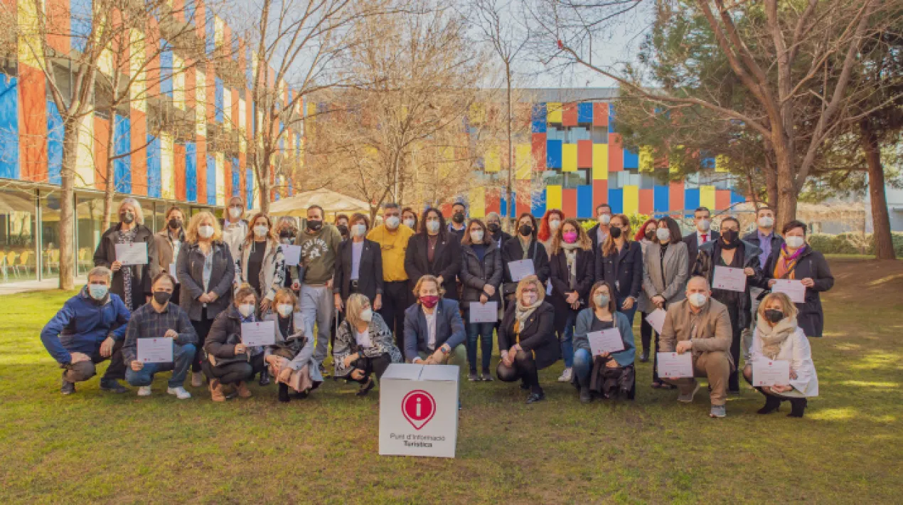  Els Punts d’Informació Turística del Baix Llobregat són establiments (públics o privats) que tenen contacte directe amb el/la visitant. Si bé no poden donar un servei tan complet com les oficines de turisme, sí que exerceixen una funció informadora en cobrir aquells horaris i territoris que no ho fan aquestes.   Fins al passat dijous, el Prat comptava amb 9 punts com aquests. Eren Can Camins (Oficina de Turisme del Prat),el Centre Municipal de Vela, el CèNTRIC gastro, l’Emilio Sánchez Academy, els Espais Naturals del Delta del Llobregat, la Mucha Masia Hostel Rural-Urbà, l’Oficina de Turisme de l’Aeroport de Barcelona, el Sallés Hotel Ciutat del Prat i el Tryp Barcelona Aeropuerto. Aquell dia, però, va tenir lloc l’Acte de lliurament dels distintius a les noves 36 empreses certificades com a Punt d’Informació Turística i el Centre Esplai Hostel i l’Hostal Cal Siles reberen el distintiu i s’afegiren a la llista.   Precisament, aquest acte es va celebrar a l’alberg Centre Esplai Hostel, que està ubicat al barri de Sant Cosme i Sant Damià. L’esdeveniment va comptar amb la presència de la regidora de Comerç i Turisme del Prat, Marina García, la diputada de Turisme de la Diputació de Barcelona, Abigail Garrido, i la presidenta del Consorci de Turisme del Baix Llobregat, Eva Maria Martínez.   Les noves 36 empreses s’afegiren a les ja distingides en edicions anteriors, arribant a un total de 90 empreses i entitats del Baix Llobregat acreditades com a Punt d’Informació Turística de la comarca. Totes elles participen en aquest programa, posat en marxa pel Consorci de Turisme del Baix Llobregat en col·laboració amb la Diputació de Barcelona, per tal d’ampliar la xarxa d’oficines de turisme amb altres espais, empreses i entitats del territori.   Consulta la resta de Punts d’Informació Turística aquí: https://www.turismebaixllobregat.com/ca/punts-dinformacio-turistica.   Durant aquest mes de febrer de 2022 està oberta la convocatòria per a noves empreses i entitats que es vulguin adherir al programa. Les empreses interessades es poden posar en contacte amb el Consorci de Turisme el Baix Llobregat, per email a turisme@elbaixllobregat.cat o per telèfon al 93 685 24 00 Ext. 551.Veure més