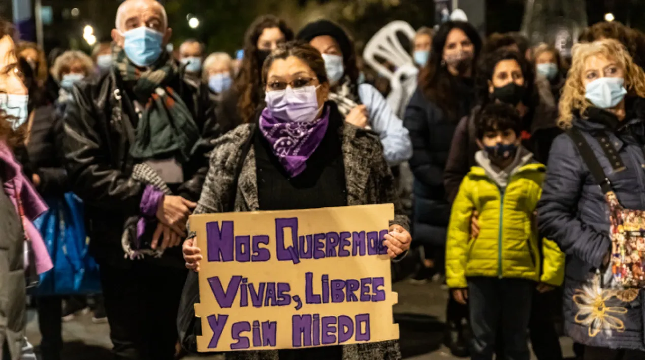 Acte simb&ograve;lic de reivindicaci&oacute; pel Dia Internacional de les Dones Actuaci&oacute; del grup de dansa&nbsp;de l'Escola d'Arts en Viu&nbsp; amb col&middot;laboraci&oacute; del grup&nbsp;MujeresMaravillas&nbsp;llegint un text de VaneMaravillas Lectura de Manifest i parlaments Lectura de text propi per part de 