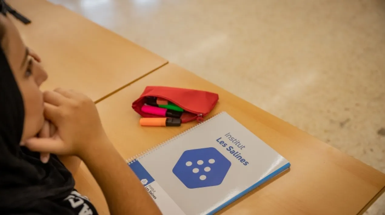  El conseller d’Educació, Josep Gonzàlez-Cambray, ha anunciat avui en roda de premsa que davant l’augment excepcional de sol·licituds, incrementaran en 4.215 les places de grau mitjà. crearan 60 nous grups i augmentant la capacitat en 433 grups de cicles que tenen més demanda. Aquesta ampliació de l’oferta d’FP suposa que el Cicle de Grau Mitjà de Cures auxiliars i infermeria, que es porta a terme a l’Institut de Formació Professional Les Salines del Prat, augmenta la seva oferta a 120 places generant dos grups més en torn de tarda, assolint 4 grups per aquest Cicle que disposava d’una llista d’espera de 70 places. Així s’espera donar resposta a la major part de sol·licituds d’alumnes que esperaven poder accedir a aquesta formació. Més informació , clicant en aquest enllaçVeure més