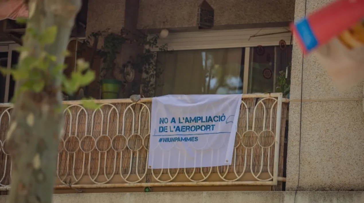  La declaració “Preservem el delta. Protegim el clima. No a l'ampliació de l'aeroport”, que es pot trobar al web municipal elprat.cat/niunpammes, ja suma més de 40.000 adhesions de persones i més de 700 entitats d’àmbits molt diversos (ambientals, econòmics, culturals, veïnals...). A la declaració s’exigeix la preservació del delta del Llobregat i es demanen mesures valentes per aturar, el ja real, canvi climàtic. A més, s’anima a estudiar altres alternatives seguint models aeroportuaris europeus com els de París, amb l’Aeroport de Charles de Gaulle, o el del Roma, amb l’Aeroport de Fuimicino. Les darreres notícies aparegudes, en especial l’acord entre els governs de l’Estat i de la Generalitat per desbloquejar l’ampliació de la infraestructura, han animat el ritme d’adhesions, que no s’aturen tot i el període estival en el que ens trobem. L’Ajuntament ja ha repartit més de 850 domassos per penjar als balcons de la ciutat.Veure més