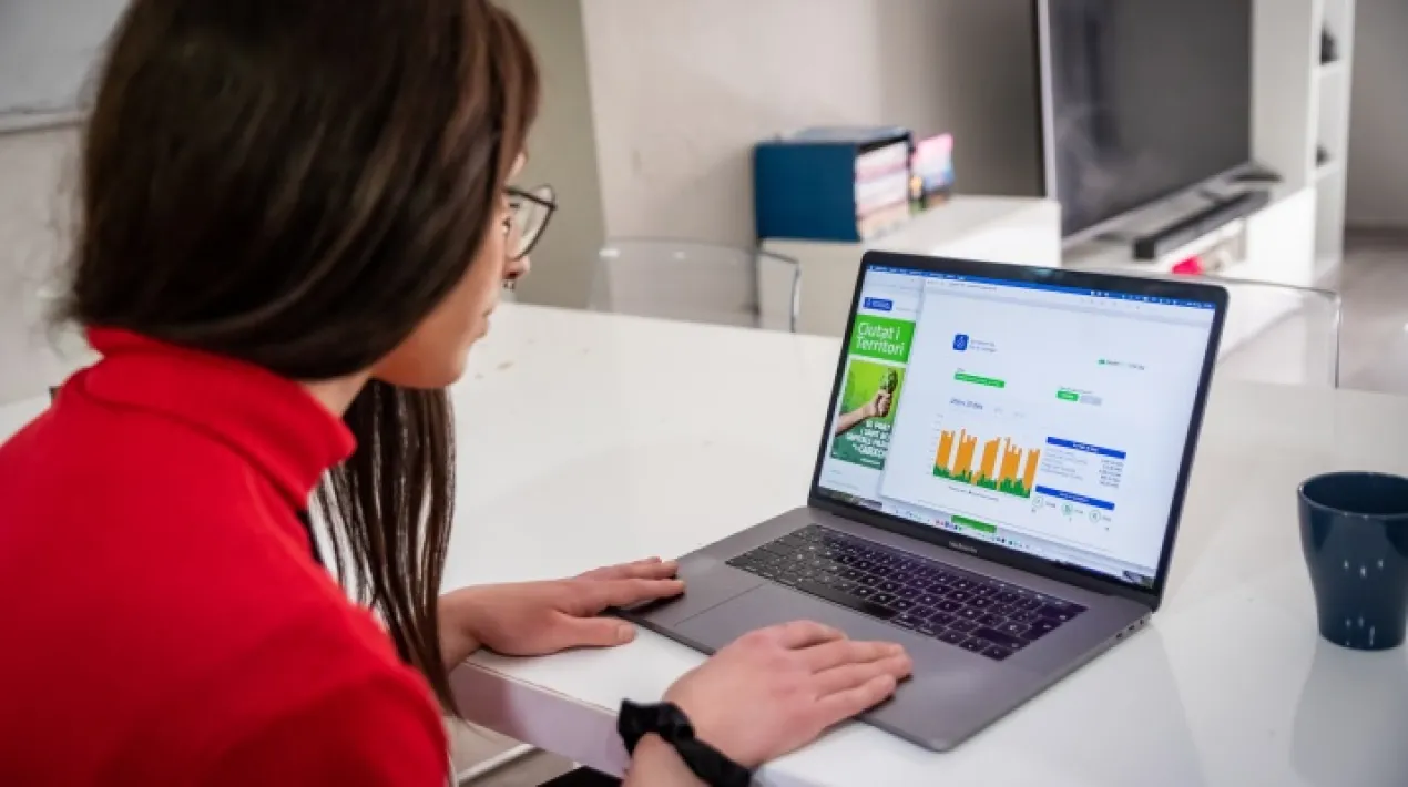  L’Ajuntament del Prat va ser un dels consistoris pioners en la instal·lació de sensors de consum d’energia al tots els equipaments municipals per amb l’objectiu de conèixer la despesa d’energia a temps real i poder, així,  aplicar accions d’estalvi i eficiència. Amb aquestes dades, es podia observar quina era la despesa en temps real així com la certificació energètica de cada edifici. Aquesta acció ha permès que, des de 2011 i de forma initerrompuda s’hagi reduït el consum energètic dels equipaments i, en conseqüència, la despesa econòmica. Ara, segons dades de l'AOC, l'Ajuntament del Prat és pioner en fer públiques aquestes dades i es poden consultar a temps real. A la pàgina elprat.cat/energiaequipaments, podrem accedir a aquestes dades i conèixer quins són els consums i els costos de l’energia dels principals equipaments municipals com ara els complexos esportius, escoles o els centres cívics o els equipamentsi culturals. A més, en cadascuna de les pàgines oficials de cada equipament, podrem visualitzar la seva certificació energètica  i les actuacions d’eficiència energètica implementades. Aquestes dades són totalment accessibles al web municipal gràcies, també, a l’estratègia global de Govern Obert i Transparència de l’ajuntament. Estalvi rècord L’Ajuntament ha aconseguit un estalvi acumulat, només dels anys 2019 i 2020, de 315.750 €, una xifra molt superior a l’aconseguit entre el 2015 i el 2018, que ja va ser de 170.000 € en total. Tot plegat, al marge de la baixada de consums produïda per l’absència de presencialitat per la crisi sanitària. El consum d’energia a les llars i comerços Tota aquesta informació i accions éssón el primer pas, per prendre consciència de que la ciutadania juga un paper actiu en l’estalvi energètic, no només  i een l’ús eficient de l’energia als equipaments municipals, sinó també a les seves llars. En aquest sentit, La Casa de l’Energia impulsa la necessària transició ecològica a la ciutat, a través del seus serveis i formació a tota la ciutadania, com ara l’assessorament en rehabilitació energètica a particulars i comunitats veïnals així com informació sobre la instal·lació de plaques solars, entre d’altres.Veure més