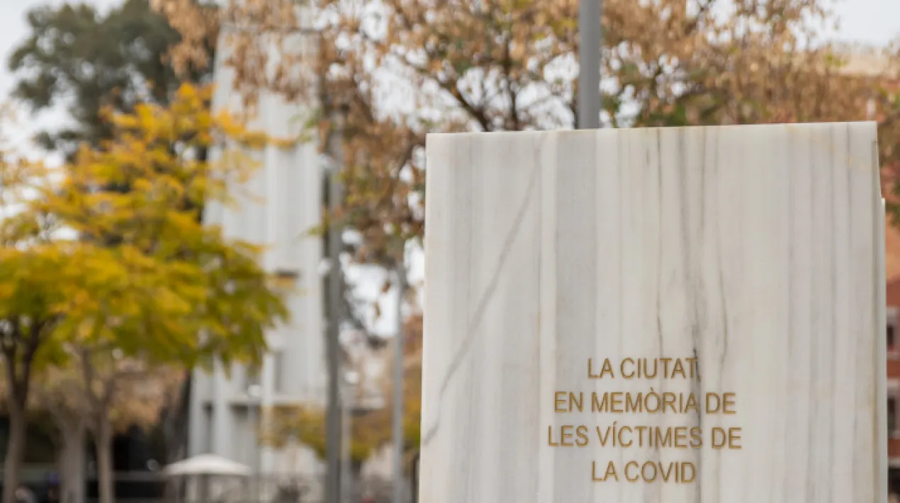  El Prat compta des d’ahir amb una escultura a l’espai públic per recordar la memòria de les persones que han perdut la vida a causa de la covid i alhora mostrar el suport i l’escalf de la ciutat a tots els seus familiars i éssers estimats. L’estela està situada a la Plaça de Catalunya. L’alcalde del Prat, Lluís Mijoler, va visitar aquest dilluns a la tarda l’espai on està ubicada l’escultura, obra de Fernando Domínguez, arquitecte pratenc que va patir la covid durant els primers mesos de la pandèmia i va ser el primer pacient en sobreviure un ingrés per aquesta malaltia a la UCI de l’hospital de Bellvitge. La instal·lació d’aquesta escultura, que romandrà a partir d’ara permanentment a l’espai públic, ha anat precedida de diversos actes en record i homenatge de les persones que han perdut la vida a causa  la covid i en reconeixement de l’esforç i la solidaritat mostrada per la ciutadania pratenca en aquests temps de dificultat. El 27 de juny de 2021, la ciutat va recordar en un acte a l’Estruch totes aquelles persones, veïns i veïnes que havien perdut la vida a causa de la covid. Un dia després, s’inaugurava a la plaça de Catalunya, el mateix lloc on era està instal·lada l’estela, l’exposició Hores (tristes) de Prat, una obra gràfica del fotoperiodista pratenc David Airob que recull els moments més durs del confinament, la tasca del personal sanitari i l’esforç de tota la comunitat per sobreposar-se a l’adversitat. La mostra va romandre a la Plaça de Catalunya fins al passat 3 d’octubre i, posteriorment, a finals d’any, es va poder veure a l’entrada de la Fira Avícola del Prat entre el 17 i el 19 de desembre. També es pot consultar el seu contingut al web municipal. Veure més