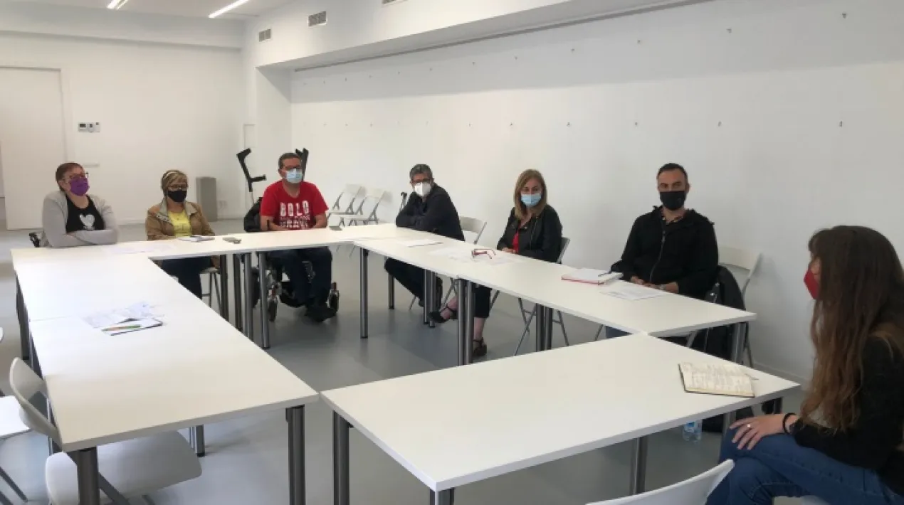  Des de fa un temps, l’Ajuntament del Prat es troba immers en la creació del Pla Local per a les Persones amb Diversitat Funcional. Un document que pretén ser una referència de cara a que les futures polítiques publiques compleixen amb diferents criteris envers la inclusió social, l’accessibilitat o l’autonomia del col·lectiu. Durant aquest mes de març es duran a terme els primers grups de treball. Donada la gran diversitat del col·lectiu, es realitzaran diferents sessions amb l’objectiu de focalitzar sobre les necessitats específiques de cada àmbit: entitats, persones cuidadores, diversitat sensorials i físiques i diversitat intel·lectual. Horaris Grup Focal d’ Entitats: 11 de març,  d’11 a 13 h, en format virtual. Grup Focal de persones cuidadores: 16 de març de 18 a 20 h, en format virtual. Grup Focal de Persones amb diversitat sensorial i física 21 de març de 18 a 20 h, a les Cases d’en Puig (pl. Agricultura, 4) Grup Focal Persones amb diversitat Intel·lectual 23 de març de 18 a 20 h, a les Cases d’en Puig (pl. Agricultura, 4) Participació Si voleu formar part de les sessions, podeu contactar amb el programa mitjançant el nostre correu electrònic diversitatfuncional@elprat.cat o trucant al telèfon 93 379 00 50 (ext. 5600) o presencialment a les Cases d’en Puig.Veure més