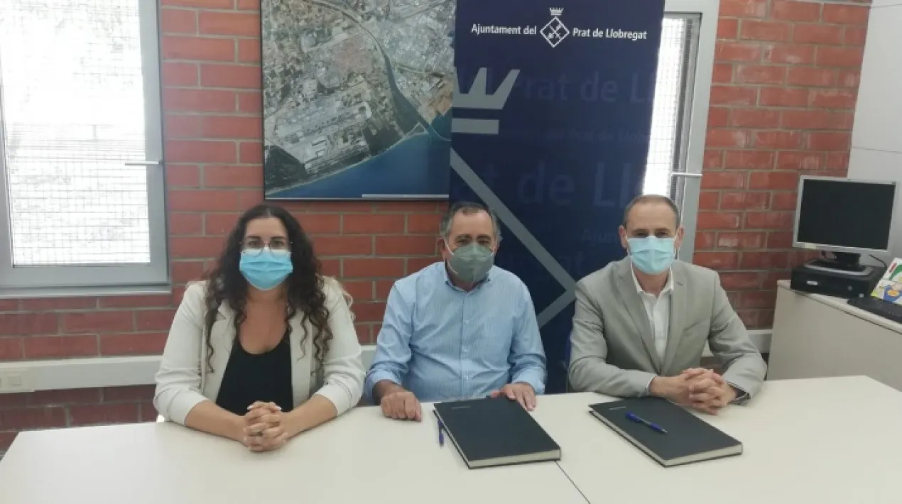    L’Ajuntament del Prat de Llobregat i l’Associació de comerciants Prat Gran comerç han signat un conveni de col·laboració i de suport al Pla anual de dinamització comercial de l’any 2021. El conveni es va signar el passat dimarts, 22 de juny. La signatura del conveni ha anat a càrrec del president de l’associació, Francisco Fernández, i el tinent d’alcalde de l’Àrea de Desenvolupament Econòmic Juan Carlos Moreno. L’acord contempla una subvenció a l’entitat per import de 30.000 €, destinats a donar suport a la promoció i dinamització del comerç local. A l'acte, també hi ha assistit Marina García Vargas, regidora de Comerç i Turisme.  L’objectiu del Pla de dinamització comercial, al qual dona suport el conveni, és contribuir a impulsar el model comercial urbà del Prat de Llobregat en l’exercici de 2021. Està fonamentat en els principis de cooperació publicoprivada i en la coordinació entre l’Ajuntament del Prat de Llobregat i el sector comercial. D’aquesta manera, també es volen facilitar al comerç urbà i de proximitat instruments i estratègies comercials més competitives. Amb aquest suport, l’associació Prat Gran Comerç manté la gestió professionalitzada de l’entitat i promou accions orientades a incrementar la demanda comercial i diferents actuacions de dinamització comercial al llarg de l’any, entre elles la Fira Comercial al mes de setembre i també diferents actuacions per a la promoció i fidelització dels clients del Prat al comerç local.Veure més
