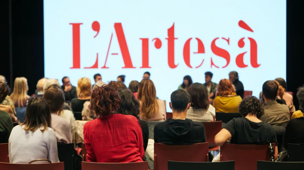 El proper diumenge 23 de gener a les 18h el Teatre L&rsquo;Artes&agrave; et convida a descobrir la nova temporada d&rsquo;espectacles. Una temporada que torna amb propostes per a tots els p&uacute;blics i estils ben diferents. Des del nou text de Javier Daulte dirigit per Silvia Munt, &ldquo;Les irresponsables&rdquo;, amb Marta Marco, Cristina Genebat i Nora Navas a la m&uacute;sica de S&iacute;lvia P&eacute;rez Cruz que ens descobrir&agrave; les seves noves melodies al mes d&rsquo;abril o la lli&ccedil;&oacute; magistral de Blanca Portillo&nbsp;encarregada de tancar la temporada al mes de maig. Les propostes per als propers mesos no es poden oblidar d&rsquo;altres disciplines com el circ o la dansa amb un concert de cossos dedicat a Bach i la companyia Malpelo. El cicle Dijous Teatre ens apropar&agrave; noves dramat&uacute;rgies i La Moderna, l&rsquo;aposta per la creaci&oacute; de quil&ograve;metre zero, tindr&agrave; parada amb&nbsp;noms molt pratencs amb les cartes blanques a Mavi Arias i S&iacute;lvia Comes. Ja ho tenim tot a punt per tornar a gaudir de les arts en viu a L&rsquo;Artes&agrave;. Teatre, m&uacute;sica, dansa, circ... es donen la m&agrave; per fer gaudir els pratencs i les&nbsp;pratenques des de febrer fins al maig. &nbsp; Vine diumenge i descobreix amb nosaltres la nova temporada.​ &nbsp; Acc&eacute;s lliure fins a completar aforament. &nbsp; Entrades per a la nova temporada, a la venda a partir del dimarts 25 a les 17h. &nbsp;Veure m&eacute;s