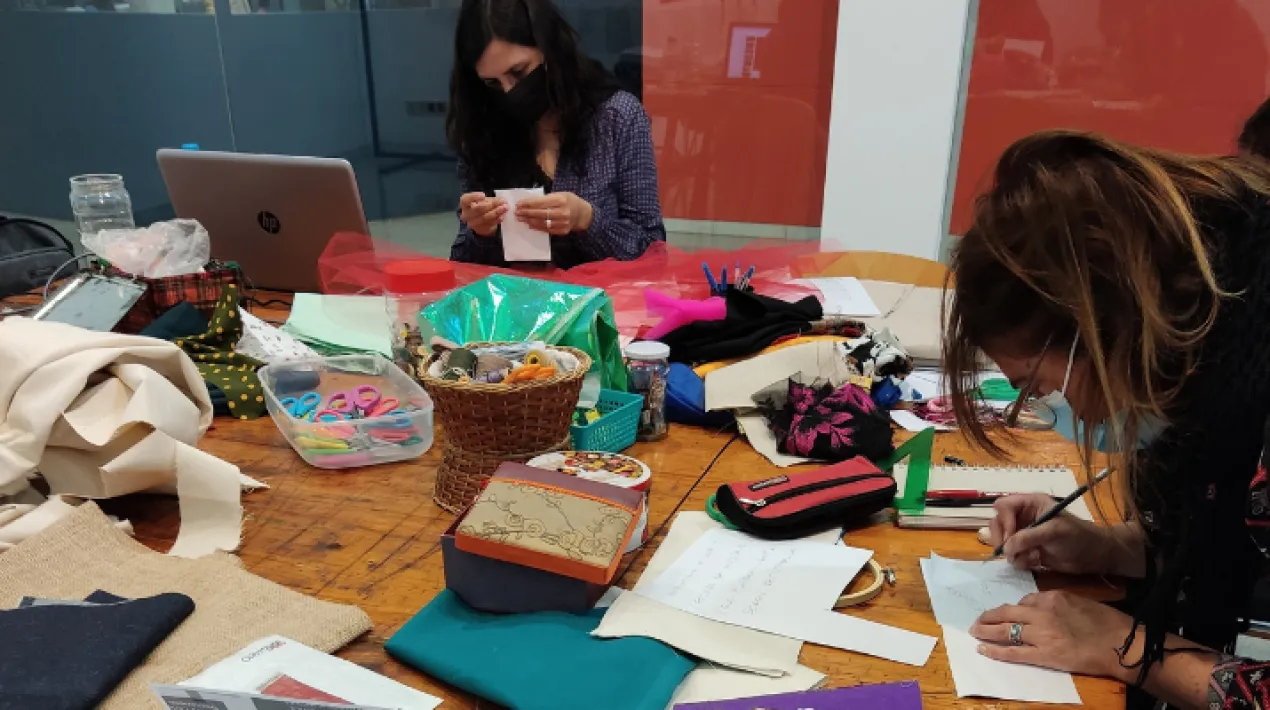 Inauguració de l'exposició Diverses: Art i feminismes, que vol donar veu a les persones del barri sobre els feminismes diversos. Totes les obres que s'exposen són fruit dels projectes treballats de forma col·laborativa al llarg dels mesos de febrer i març amb artistes multidisciplinars feministes.  Durant aquest temps, La Tafanera ha estat un espai de creació per reflexionar a través de l'art amb la dinamització de la Karen Rosentrenter, la Marta Mouns i Ainize Ruido. El dia 18 comptarem amb l'acompanyament de les artistes i persones que han format part dels diferents processos artístics que donen forma a la Tafanera per així fer d'ella un espai crític on reflexionar sobre els feminismes en plural i per seguir creant.Veure més