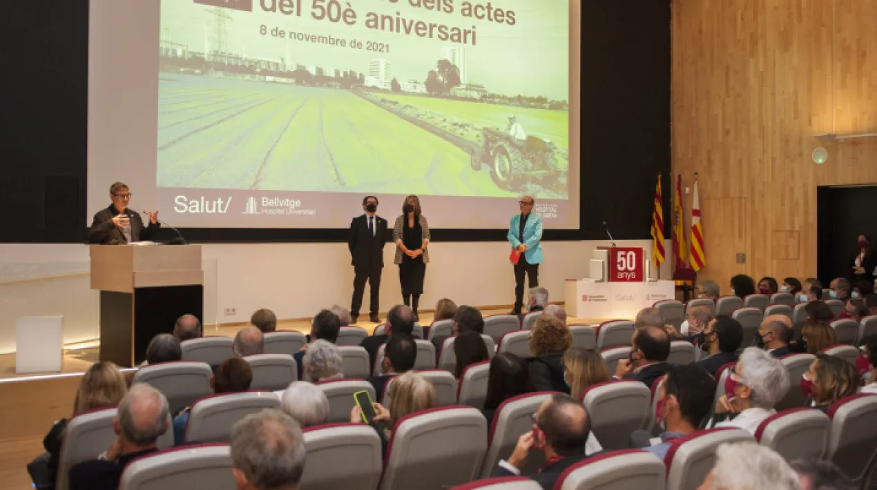  Un emotiu acte celebrat a la sala d’actes de l’Hospital Universitari de Bellvitge va donar inici ahir a la celebració del 50è aniversari d’aquest centre assistencial, docent i investigador de l’Institut Català de la Salut. Bellvitge és el centre hospitalari de referència per als veïns i veïnes del Prat i l’alcalde de la ciutat, Lluís Mijoler, va assistir a l’acte d’ahir en representació del municipi, juntament amb d’altres representants institucionals del món local, de la Generalitat i del sector sanitari. A l’acte, hi van assistir el conseller de Salut, Josep M. Argimon; el rector de la UB, Joan Guàrdia; l’alcaldessa de l’Hospitalet de Llobregat, Núria Marín; la gerent de l’Hospital Universitari de Bellvitge, Montserrat Figuerola; o la directora del centre, la Dra. Cristina Capdevila, entre d’altres representants del sector sanitari, del món local i institucional. La presentació de l’acte va anar a càrrec de l’actor i director José Corbacho i ha comptat amb la col·laboració artística de Marina Rosell. Durant l’acte, Lluís Mijoler va destacar l’orgull dels pratencs per disposar “d’un hospital de proximitat que alhora és a l’avantguarda mundial en molts camps” i ha assegurat que, “sense centres com aquest, no hauríem pogut superar la pandèmia”. L’alcalde del Prat també va recordar que l’evolució de l’hospital ha anat de la mà de l’evolució i millora de les nostres ciutats i va agrair a l’equip professional del centre hospitalari la seva tasca  en temps de pandèmia i també per reivindicar la importància de la sanitat pública. 50 anys d’excel·lència Des de la seva inauguració, el 8 de novembre de 1972, l’Hospital Universitari de Bellvitge ha estat una organització dedicada incansablement a salvar vides i a tenir cura de la salut dels ciutadans amb una nivell de qualitat assistencial molt elevat i una decidida aposta per la recerca d’alt nivell, la docència universitària i la innovació. Al llarg d’aquest mig segle, ha mantingut constantment l’esforç per millorar progressivament i per comptar amb professionals de gran prestigi. Entre les àrees de més expertesa dels seus 5.300 professionals, destaquen els trasplantaments, la cirurgia robòtica, l’atenció oncològica, l’àrea del cor, la neurologia i neurocirurgia, les malalties infeccioses, endocrines, autoimmunitàries i minoritàries, l’endoscòpia complexa, l’intervencionisme en diagnòstic per la imatge, les addiccions, els trastorns alimentaris i obsessivocompulsius, la rehabilitació complexa o la cirurgia oftalmològica. La seva excel·lència en aquests i altres àmbits ha estat repetidament reconeguda mitjançant nombrosos premis i acreditacions a nivell català, espanyol i europeu. Cada dia s’hi realitzen, de mitjana, 72 intervencions quirúrgiques majors, s’hi atenen 246 urgències, s’hi donen 132 altes a pacients hospitalitzats, i s’hi fan 1.325 visites de consultes externes. Al llarg d’un any, hi són atesos en règim d’ingrés hospitalari més de 33.000 pacients i, als seus consultoris, s’hi porten a terme més de 330.000 visites mèdiques. Al llarg dels ja prop de dos anys de pandèmia, l’Hospital Universitari de Bellvitge s’ha posicionat com un dels centres de l’Estat que han atès més malalts crítics afectats per aquesta patologia, amb molt bons resultats assistencials.Veure més