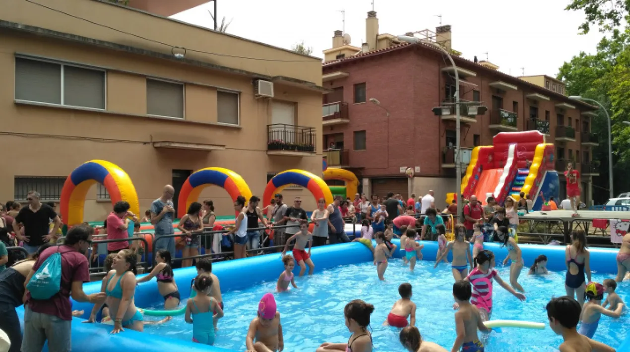 Programa: 10h. Torneig de petanca i botifarrada.  El tradicional Aquapark inflables. 17:30h. Jocs infantils i concurs de dibuix i xocolatada 21:30h.  Sopar de Germanor 22:30h. Ball amb Orquestra Clica aquí per veure programació de diumengeVeure més
