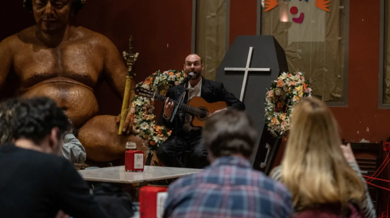 El Rei Carnestoltes acaba de morir i escoltarem les seves pen&uacute;ltimes paraules a la capella situada a la seu de La Casa de Andaluc&iacute;a, al carrer de les Moreres 105. All&agrave; ens oferirarn una delici&oacute;s potaje per acompanyar-nos en aquests moments de tristor i seguir amb la festa.&nbsp;Veure m&eacute;s