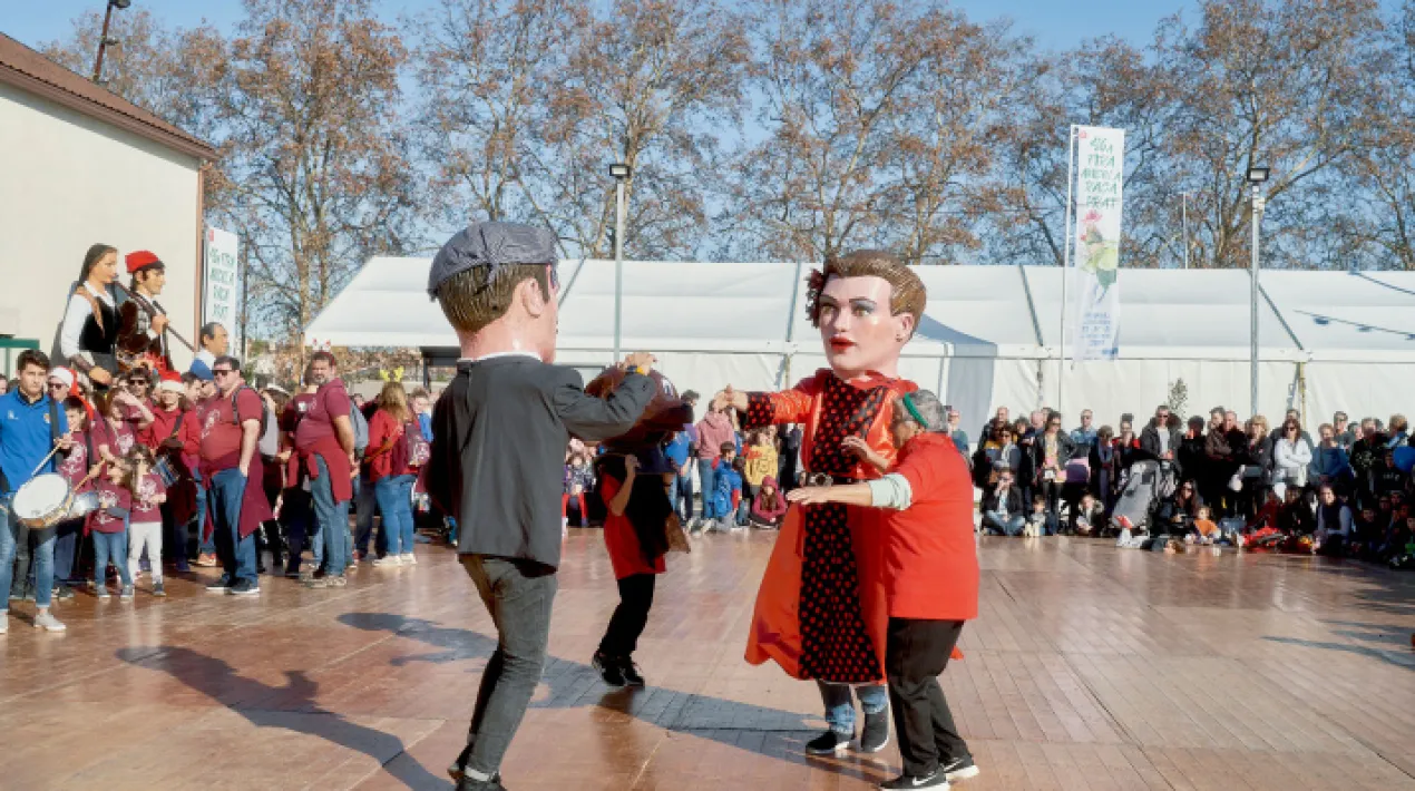 Des dels carrers del Prat fins al recinte de la Fira Avícola. Cercavila de gegants i gegantons del Prat i de les colles convidades, a càrrec de l'Associació Gegants del Prat.Veure més
