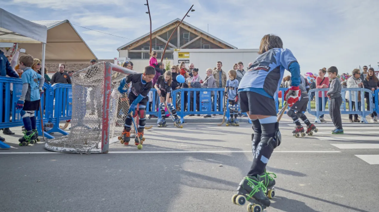&nbsp;Iniciaci&oacute; a l'hoquei, a la carretera de la platja.Veure m&eacute;s