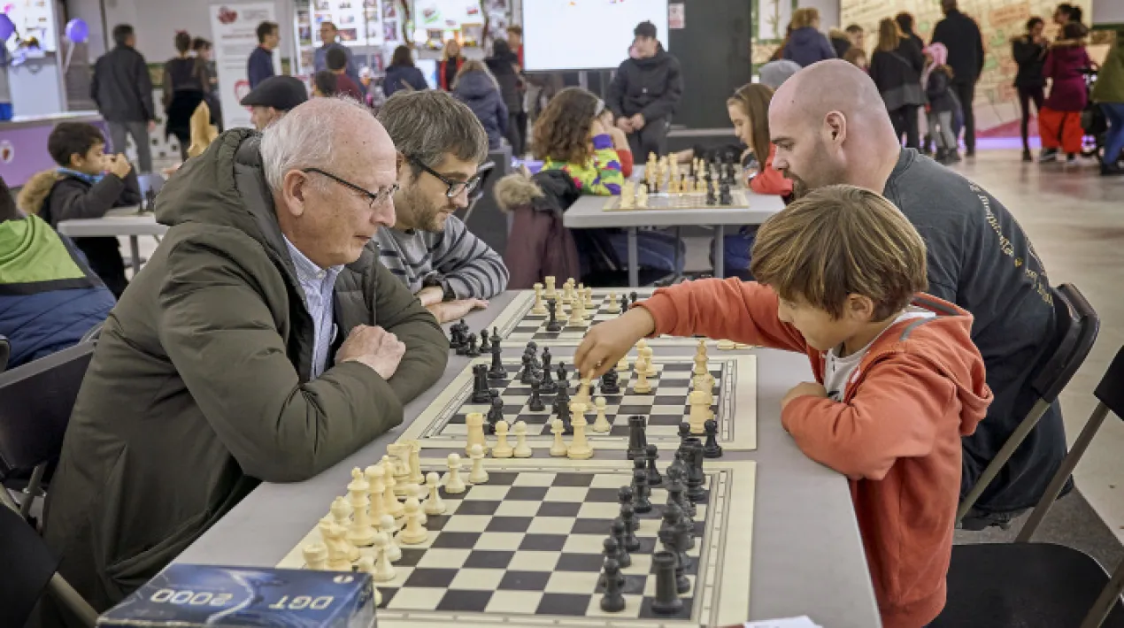 &nbsp;Partides d'escacs simult&agrave;nies al pati d'acc&eacute;s a la Mostra d'entitats.Veure m&eacute;s
