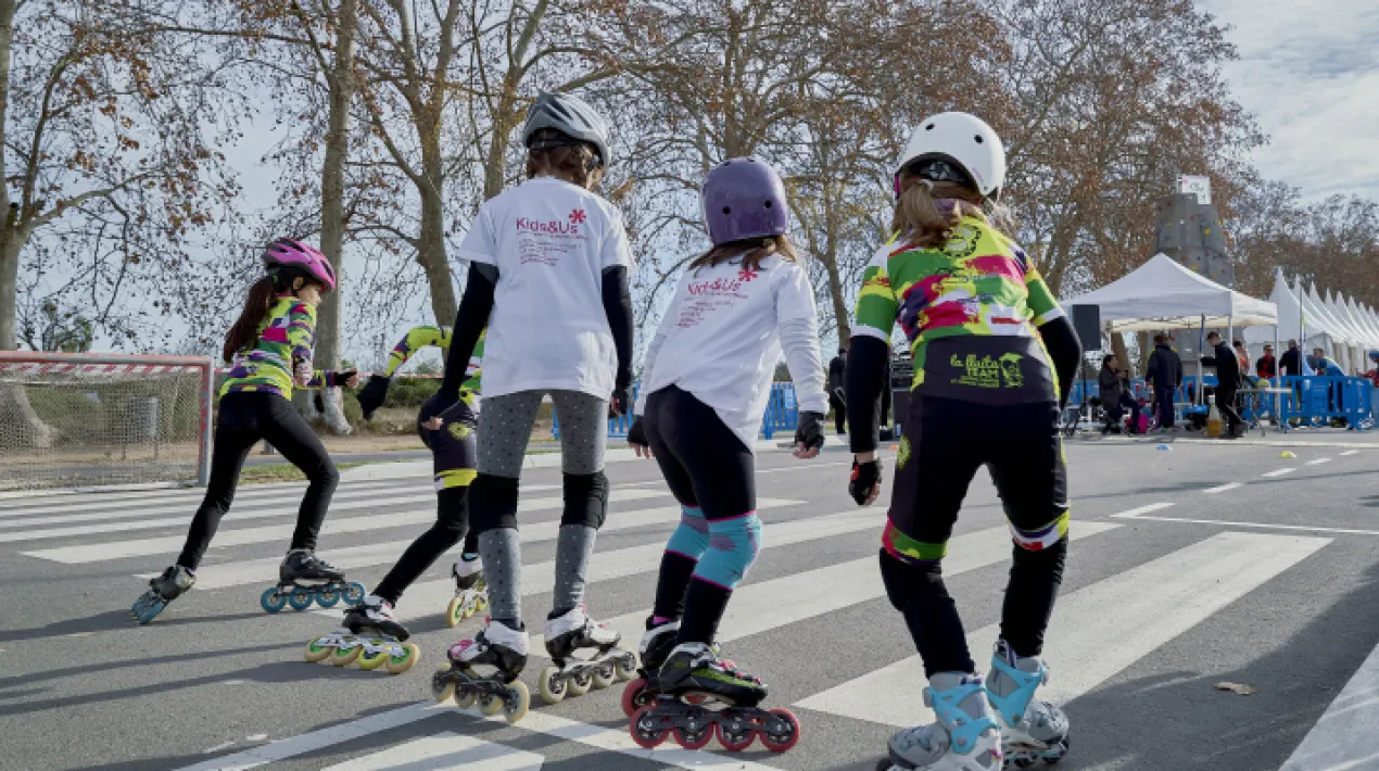Exhibici&oacute; d'un circuit d'agilitat amb patins i demostraci&oacute; de relleus, a la carretera de la platja. Organitzat pel Club de Patinatge de Velocitat del Prat de Llobregat.&nbsp;Veure m&eacute;s