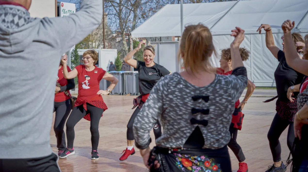 A l'espai d'activitats de la Mostra d'Entitats, a la carretera de la platja. Classe oberta de Fitgipsy Dance, a càrrec del Centro Cultural Andaluz Casa Cádiz del Prat.Veure més