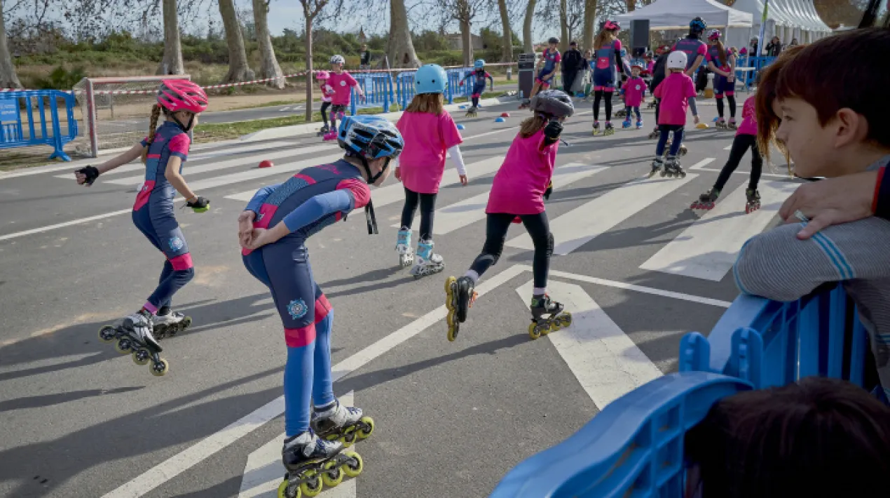Exhibici&oacute; de&nbsp;patinatge de velocitat, a la carretera de la Platja.Veure m&eacute;s