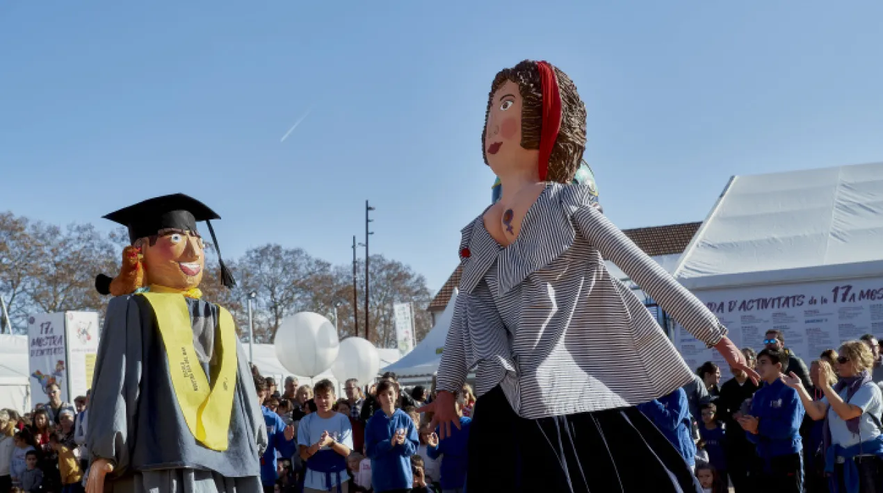 Al pati d'acc&eacute;s a la Mostra d'entitats. Ballada de gegants, a c&agrave;rrec de l'Associaci&oacute; Gegants del Prat.Veure m&eacute;s