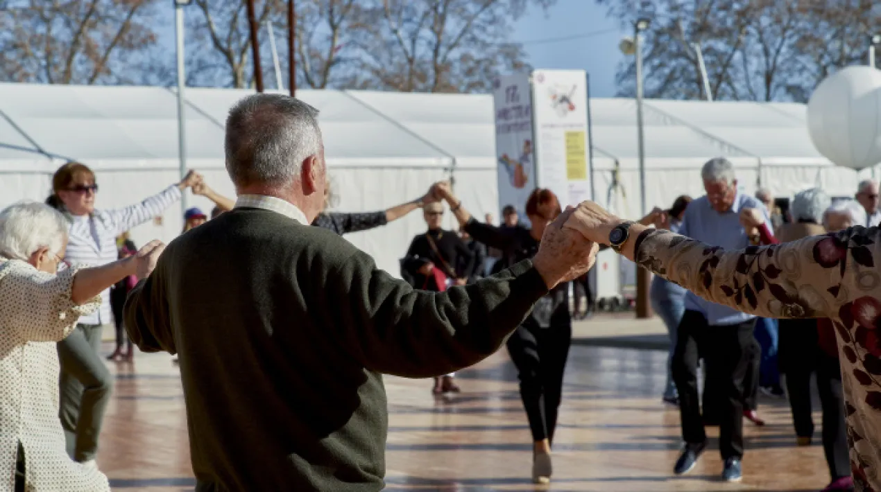  Al pati d'accés de la Mostra d'entitats Ballada de sardanes amb La Cobla Baix Llobregat, a càrrec dels Amics de la Sardana del Prat.Veure més