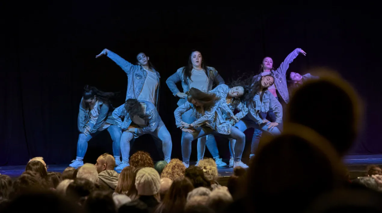 A la sala d'actes. Mostra de diferents coreografies de dansa, a càrrec de l'Associació Eternal Dance District.Veure més