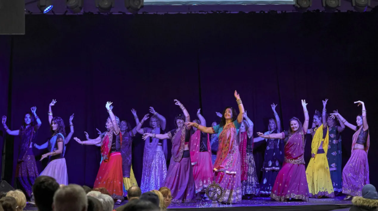  A la sala d'actes. Exhibició de dansa Bollywood, a càrrec de l'Associació de Veïns Sant Jordi-Ribera Baixa.Veure més