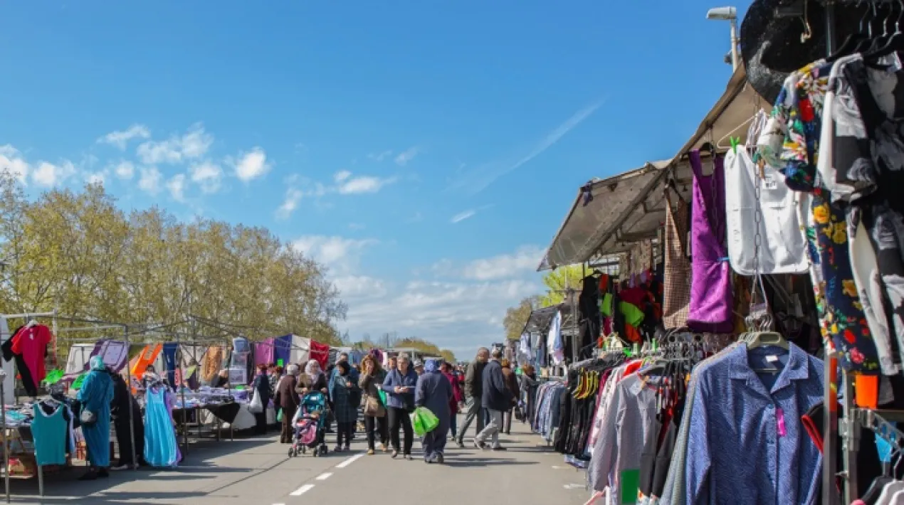 El Mercat Setmanal és un mercat de venda no sedentària de llarga tradició al Prat de Llobregat. Aquest mercat és un dels més grans i amb més tradició de la zona. El seu origen data del segle XVIII i el seu lloc tradicional de venda era la plaça de la Vila i s'hi podia trobar tota mena de productes. La construcció del mercat municipal, al 1921, va fer que les parades ambulants es dediquessin, bàsicament, a roba, estris domèstics i eines. És l’antecedent del mercadet actual. L’any 1960 es va traslladar a l’avinguda de la Verge de Montserrat i des de l’any 1971, fins a l’actualitat, el mercat setmanal del dijous se celebra al barri de Sant Cosme. Actualment compta amb 111 parades autoritzades per a vendre els següents productes: • Articles de neteja i perfumeria. • Bar. • Basar. • Bates, davantals i peces laborals. • Bijuteria i complements. • Calçat. • Confecció. • Cosmètica, drogueria i perfumeria. • Elaboració i venda de pollastres a l’ast. • Entapissats. • Ferreteria. • Fil, llençols, restes. • Flors i plantes naturals i artificials. • Herbolari i Fruits Secs. • Llums. • Marroquineria. • Material esportiu. • Merceria i/o roba interior. • Roba de la llar. • Roba de dona. • Roba d'home. • Roba infantil i juvenil. • Roba esportiva. • Xurreria. Com arribar?  Si vens en transport públic: Línies 165, 65, PR2, PR3, L10, L78, metro L9Sud 165 parada a 200 m L78 parada a 150 m L10 i 65 parada a 50 m PR2 i PR3 parada a 30 m L9sud parada Parc Nou a 200 m Si vens en cotxe: P cotxes camí de Cal Silet a 250 m Si vens en bici: Carril bici a l’avinguda Onze de Setembre i a la carretera de l’aviacióVeure més