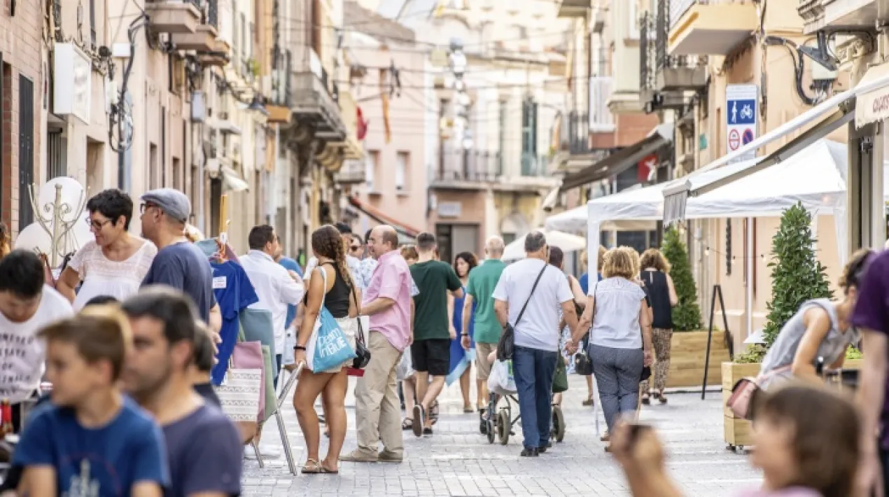  Poden ser beneficiàries d’aquestes subvencions, en qualsevol de les seves finalitats, totes les associacions de comerciants del municipi,  sense ànim de lucre, legalment constituïdes i inscrites en el corresponent registre oficial i al Registre Municipal d’Entitats del Prat de Llobregat.   Les despeses vinculades a les actuacions de promoció i dinamització del comerç urbà del municipi i foment de l’associacionisme comercial son: · Contractació d'equips de so · Materials necessaris per al desenvolupament de l'activitat principal de l'entitat · Lloguer de material especialitzat · Material informàtic · Elements de difusió i/o qualsevol altre despesa similar.   Podeu consultar el detall a les bases específiques de la subvenció que trobareu a la seu electrònica. Veure més