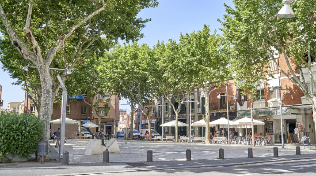  El Prat de Llobregat és el municipi de l’Estat espanyol amb més de 50.000 habitants amb menys desigualtat de renda entre la ciutadania. Així ho indica l’estudi publicat aquest mes de febrer per Fedea (Fundación de Estudios de Economía Aplicada),a partir de dades de l’any 2016 sobre la renda personal gravable per declarant d’IRPF de cada municipi. L’estudi, titulat Renta personal de los municipios españoles y su distribución, años 2015 y 2016, recull dades d’un total de 1.208 municipis majors de 5000 habitants d’aquest dos anys. Les dades es refereixen tant al nivell de renda global dels municipis com a la seva distribució, per mesurar el nivell de desigualtat.  La desigualtat es mesura a partir del denominat coeficient de Gini que es basa en una escala del 0 a l’1, en què el 0 representaria una situació de plena igualtat, en què tots els ciutadans i ciutadanes tindren la mateix renda i l’1 una de màxima desigualtat, on una sola persona acumularia totes les rendes del municipi. En el cas del Prat, aquest índex se situa en 0,3442, el menor coeficient de Gini de tots els municipis de més de 50.000 habitants de l’Estat.  Després del Prat, els municipis que superen aquest llindar d’habitants amb menys desigualtat de renda són els següents: Viladecans (0,3602),Vilanova i la Geltrú (0,3867),Sant Boi de Llobregat (0,3901),Rubí (0,3944),Alcorcón (0,4025),San Fernando (0,4195),Leganés (0,4097),Cornellà de Llobregat (0,4231) i Fuenlabrada (0,4266). Els més desiguals Contràriament, les ciutats majors de 50.000 habitants amb més desigualtat de rendes entre la seva ciutadania són Pozuelo de Alarcón (0,6446),Alcobendas (0,6331),Sanlúcar de Barrameda (0,6156),Castelldefels (0,5835),Oriola (0,5751),Majadahonda (0,5741),El Ejido (0,5723),Granollers (0,5555),Torrent (0,5546) i Cerdanyola del Vallès (0,5465). Dos estudis més han situat el Prat en un posició capdavantera en despesa social en els darrers tres mesos Aquest és el tercer estudi que es publica en només tres mesos que situa el Prat en una posició capdavantera a l’Estat pel que fa a la igualtat i la cohesió social  i les polítiques i la inversió pública per fomentar-les. Ja el passat mes de desembre la Asociación Estatal de Directores y Gerentes de Servicios Sociales va indicar que el Prat era el tercer municipi de Catalunya i el cinquè de l’Estat, d’entre les localitats de més de 20.000 habitants, amb major inversió en serveis d’acció social per habitant (que el 2020 va ser de 188,05 euros per persona al Prat). Per davant, únicament se situen Alcalá la Real (Jaén),Barcelona, Esparreguera i San Roque (Cadis). També el gener d’enguany la darrera edició del Baròmetre del Tercer Sector Social va indicar que el Prat és és el municipi amb una major despesa en subvencions a entitats del Tercer Sector Social per habitant de l’àrea metropolitana, segons dades de 2020. Segons l’estudi, el Prat destina 52,2 euros per habitant i any a les subvencions d’entitats socials. Segons aquest mateix baròmetre, també és el segon municipi metropolità amb major despesa social per habitant (1.492 euros anuals),només per darrere de Castellbisbal.Veure més