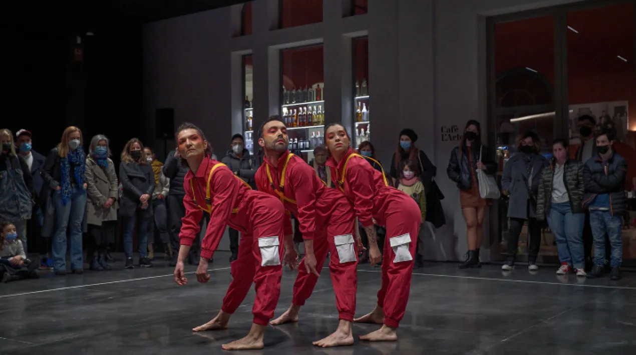 Gran Finale Lakali Compañía   Gran Finale és un desenllaç que ens proposa la misèria com a estratègia de defensa davant la fatalitat. Gran Finale  emergeix per moments en les aigües de la creació i la destrucció. Gran Finale és un homenatge als fracassats: als qui no se salvaran en el final dels temps. Gran Finale és Joan Evangelista. Gran Finale és una diva pop. Gran Finale és la celebració de l'inoportú. Gran Finale acaba amb un Xim Pum! Lakali Companyia presenta a l'espai públic la creació que ha desenvolupat al Teatre L’Artesà. A Gran Finale, Lakali Compañía dirigida per Vicente Roldán, proposa una peça en la qual es barregen diferents llenguatges escènics. Aquest espectacle forma part d’un programa doble que tindrà lloc el 17 de juliol al Pati de L’Artesà, juntament amb l’espectacle Volumen 1 de Mucha Muchacha.Veure més