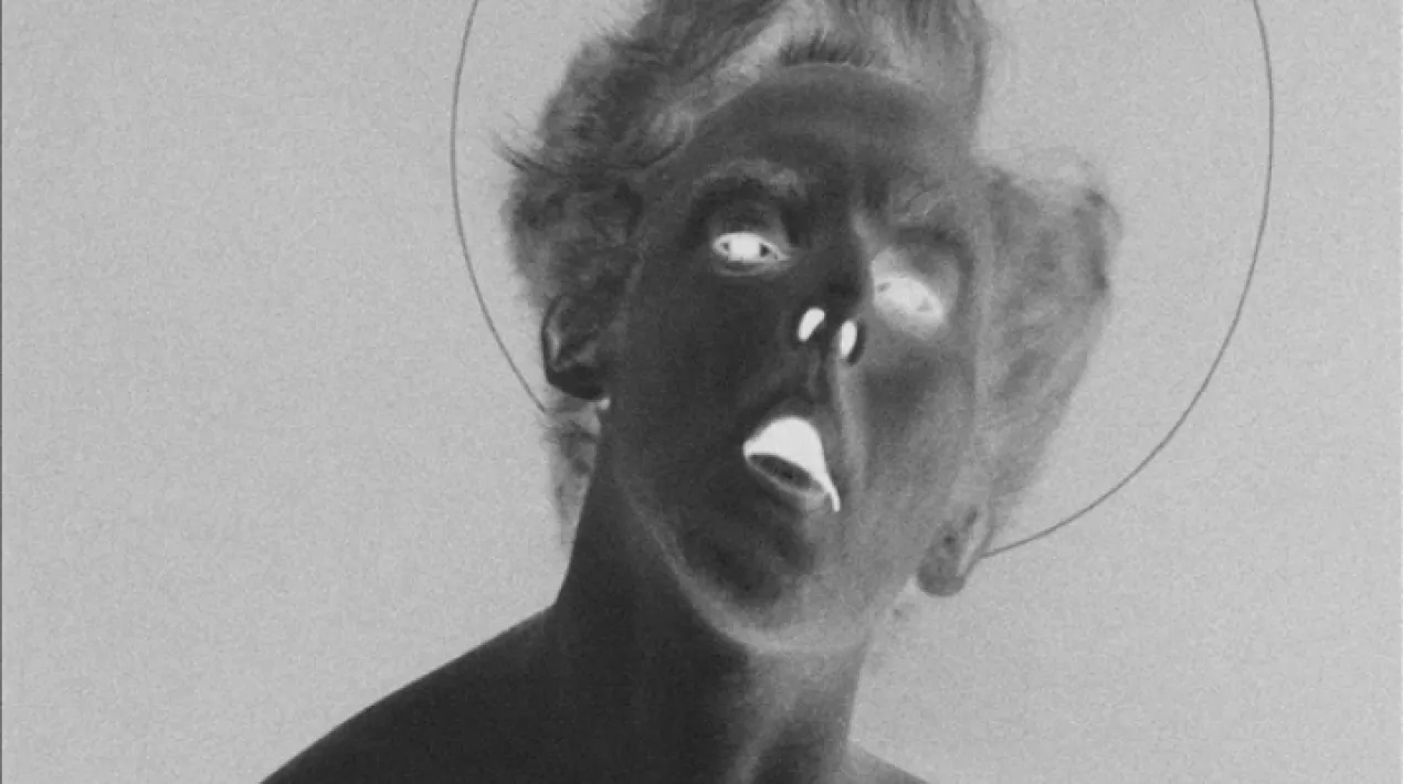 Despr&eacute;s de publicar&nbsp;DEPUEBLO, un debut on desplegava els seus or&iacute;gens amb un folklore auster i&nbsp;brutalista, Isabel&nbsp;Do&nbsp;Diego, identitat art&iacute;stica de Juan Diego&nbsp;Calzada, ens va descobrir en la seva &ograve;pera prima les diferents naturaleses musicals que li mouen. En l'arrel de la seva can&ccedil;&oacute; habitaven sentiments musicals de la seva Andalusia natal, per&ograve; abonades amb tota la vida poli&egrave;drica que l'artista cordov&egrave;s ha experimentat en aquest temps i regades amb sonoritats tan angoixants com divertides o plaents. En la seva m&uacute;sica hi havia lloc per a crits i murmuris, ressons mel&ograve;dics tradicionals al costat de sonoritats futuristes, ressons rurals i industrials, missatges heretges i oracions, fantasies sexuals emocions castes. I molts beats,&nbsp;samplers&nbsp;i sintetitzadors. En les seves pr&ograve;pies paraules, DEPUEBLO va ser una provocaci&oacute; a situar-se d'una manera prim&agrave;ria, una invitaci&oacute; a col&middot;locar-se de magenta. Isabel&nbsp;Do&nbsp;Diego pren el seu nom del dels seus avis, Isabel i Diego, en un acte que vol ser homenatge, s&iacute;, per&ograve; tamb&eacute; reivindicaci&oacute; de la mescla i la igualtat, de les personalitats atomitzades que habiten en cadascun de nosaltres. T&eacute; una valentia musical sense l&iacute;mits, o el que &eacute;s el mateix, una naturalitat art&iacute;stica que manifesta tota la senzillesa i complexitat que pugui tenir l'&eacute;sser hum&agrave;, les diferents realitats que dormen en ell, tant les lluminoses com les fosques. Ja en la sorra de l'escenari, tot es compta i explica amb aquesta m&uacute;sica h&iacute;brida que fa que els sentiments flamencs d'inici, aquells que li van veure n&eacute;ixer al seu poble natal, Vila del Riu, no siguin sin&oacute; subratllat d'unes sonoritats esquizofr&egrave;niques. Bene&iuml;da Isabel. Bene&iuml;t Diego. Aquesta activitat forma part d'Indisciplinats, un cicle de propostes esc&egrave;niques, visuals, performatives i comunit&agrave;ries que ocuparan els centres c&iacute;vics de la ciutat, l&rsquo;Escola d&rsquo;Arts Visuals del Prat, el Centre d&rsquo;Art Torre Muntadas, L&rsquo;Artes&agrave; i La Capsa del 16 al 18 de desembre per gaudir de la creaci&oacute; art&iacute;stica contempor&agrave;nia.Veure m&eacute;s