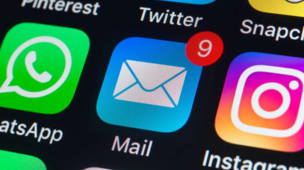 Els Dijouss Digitals s&oacute;n un espai d'assessorament b&agrave;sic, per compartir dubtes i inquietuds sobre els vostres tel&egrave;fons m&ograve;bils, les xarxes socials i altres temes digitals quotidians. Durant les sessions, podem resoldre conjuntament incerteses que us van sorgint amb l'&uacute;s de les tecnologies, i organitzarem p&iacute;ndoles formatives per abordar les necessitats&nbsp;que ens feu arribar.&nbsp; Cal fer inscripci&oacute; pr&egrave;via trucant al&nbsp;C&egrave;ntric: 934 79 29 68 o enviant un e-mail a&nbsp;centric@elprat.catVeure m&eacute;s