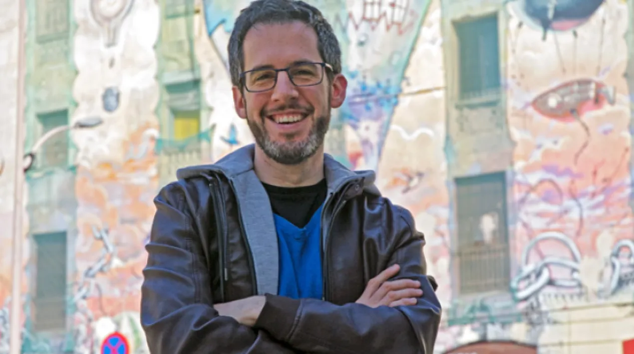 Diàlegs cicle de pensament contemporani El dret a la ciutat és un terme evocador que ens permet obrir imaginaris sobre reptes presents i futurs. Podríem avançar una mica més afegint que es materialitza amb l'accés a recursos i serveis, però també amb l'increment de les nostres capacitats per a dissenyar i viure una vida plena. En aquesta sessió veurem com l'habitatge i, en particular, el mercat immobiliari, han funcionat de manera oposada al dret a la ciutat i compartirem també les mesures necessàries per canviar aquesta realitat. Jaime Palomera és Doctor en Antropologia i membre de La Hidra Cooperativa, on coordina projectes de recerca europeus centrats en l’habitatge. És membre i portaveu del Sindicat de Llogateres i una de les cares visibles del moviment per l’accés a l’habitatge. Amb una formació interdisciplinària en antropologia social, estudis culturals i economia política, ha dedicat la seva recerca a estudiar les arrels de les desigualtats urbanes i les seves possibles solucions. Entendre l’habitatge com una dimensió fonamental del dret a la ciutat i no com un actiu financer dissenyat per l’especulació és el centre de la seva tasca investigadora i política.  Tota la informació del cicle a elprat.cat\dialegs. Més referències Twitter @JaimePalomera Web www.lahidra.net Article (entrevista)  “A mida que les formes d’acumulació capitalista han anat canviant, l’habitatge ha anat ocupant un lloc cada cop més central pel sistema” Vídeo (entrevista)  Entrevista a Jaime Palomera - Terrícoles | betevé Informe: Impactos sociales del mercado de alquiler Reportatge El Prat.Tv Arrenca el cicle “Diàlegs” per reflexionar sobre els grans temes contemporanis  Veure més